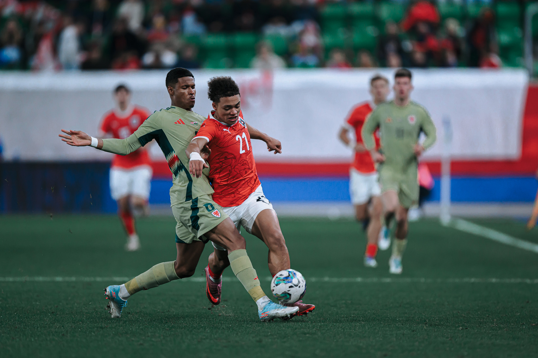 Zwei Fußballer kämpfen um einen Ball.