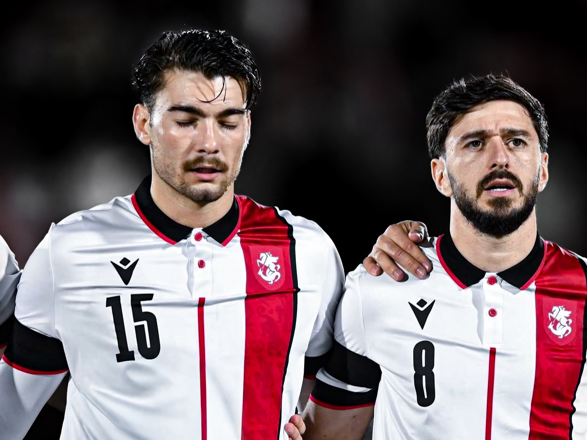 Zwei Männer im Trikot des georgischen Nationalteams