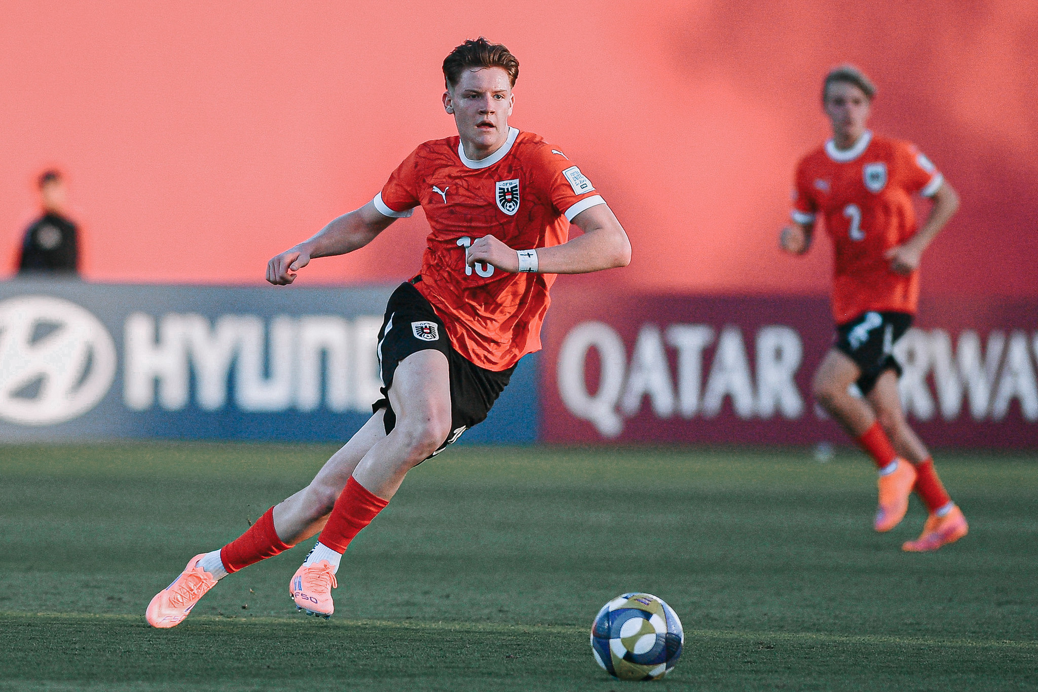 Ein Fußballer mit Ball im Dress des Nationalteams Österreich.