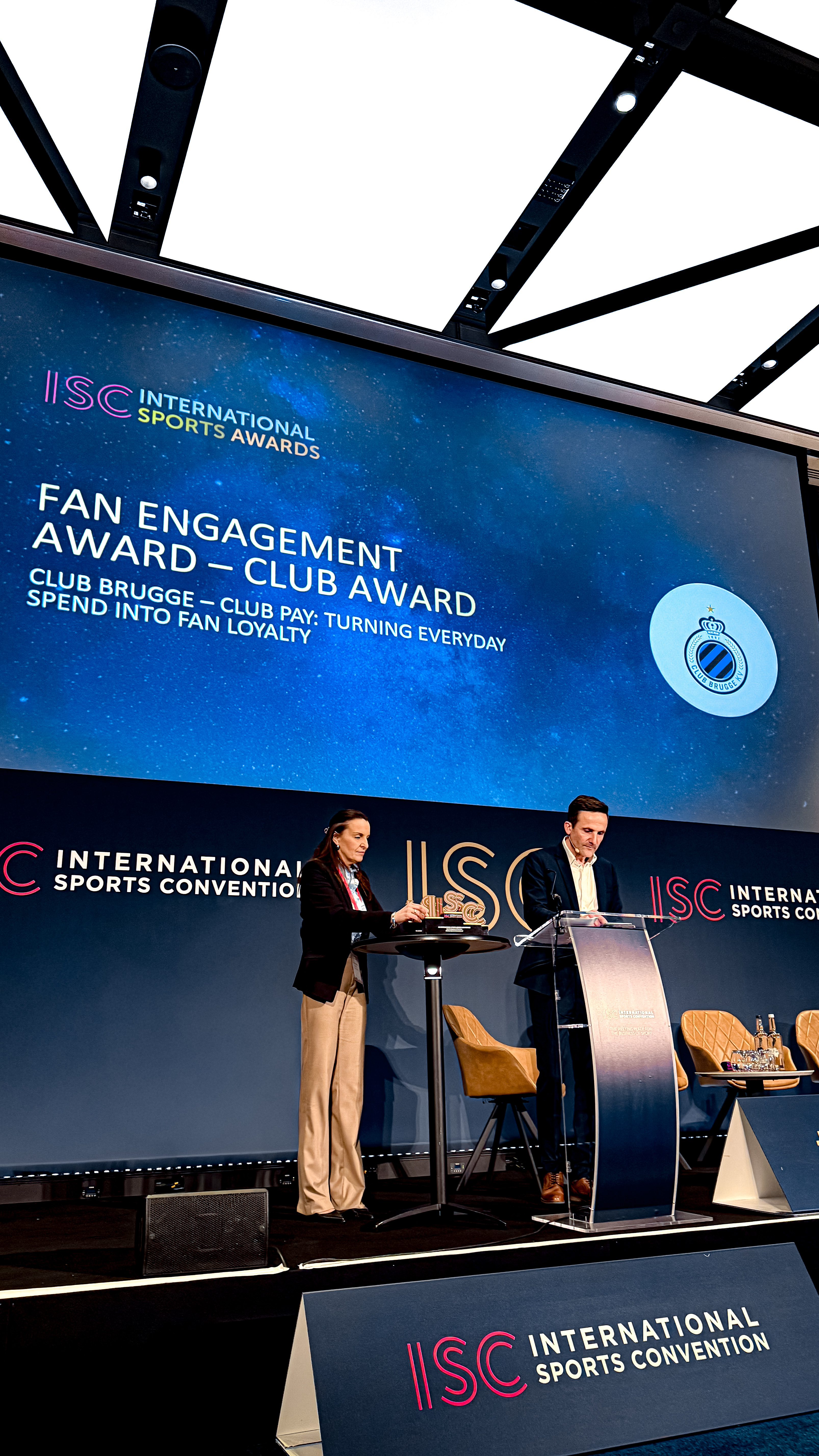 Zwei Personen übergeben einen Preis