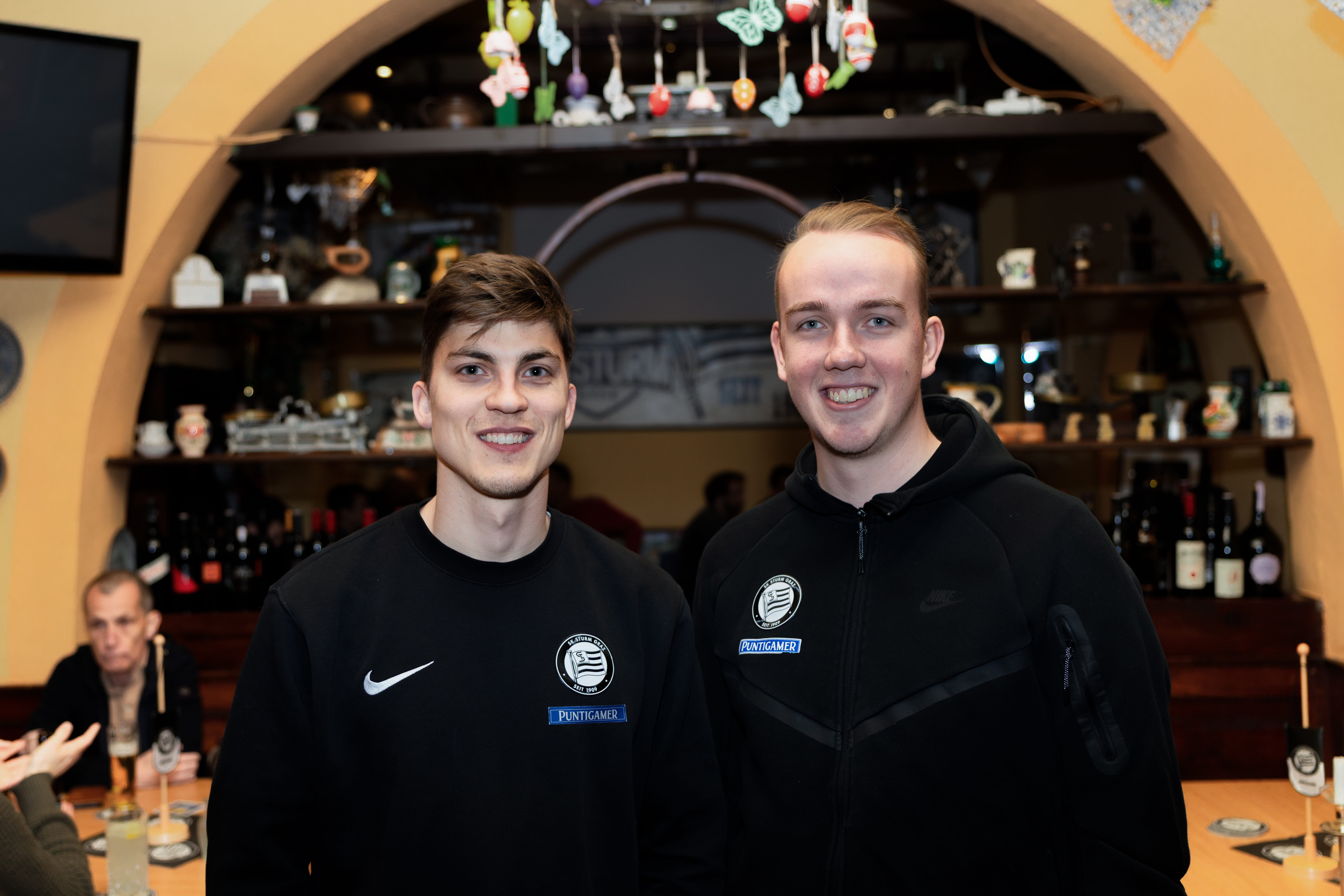 Zwei Männer Arm in Arm