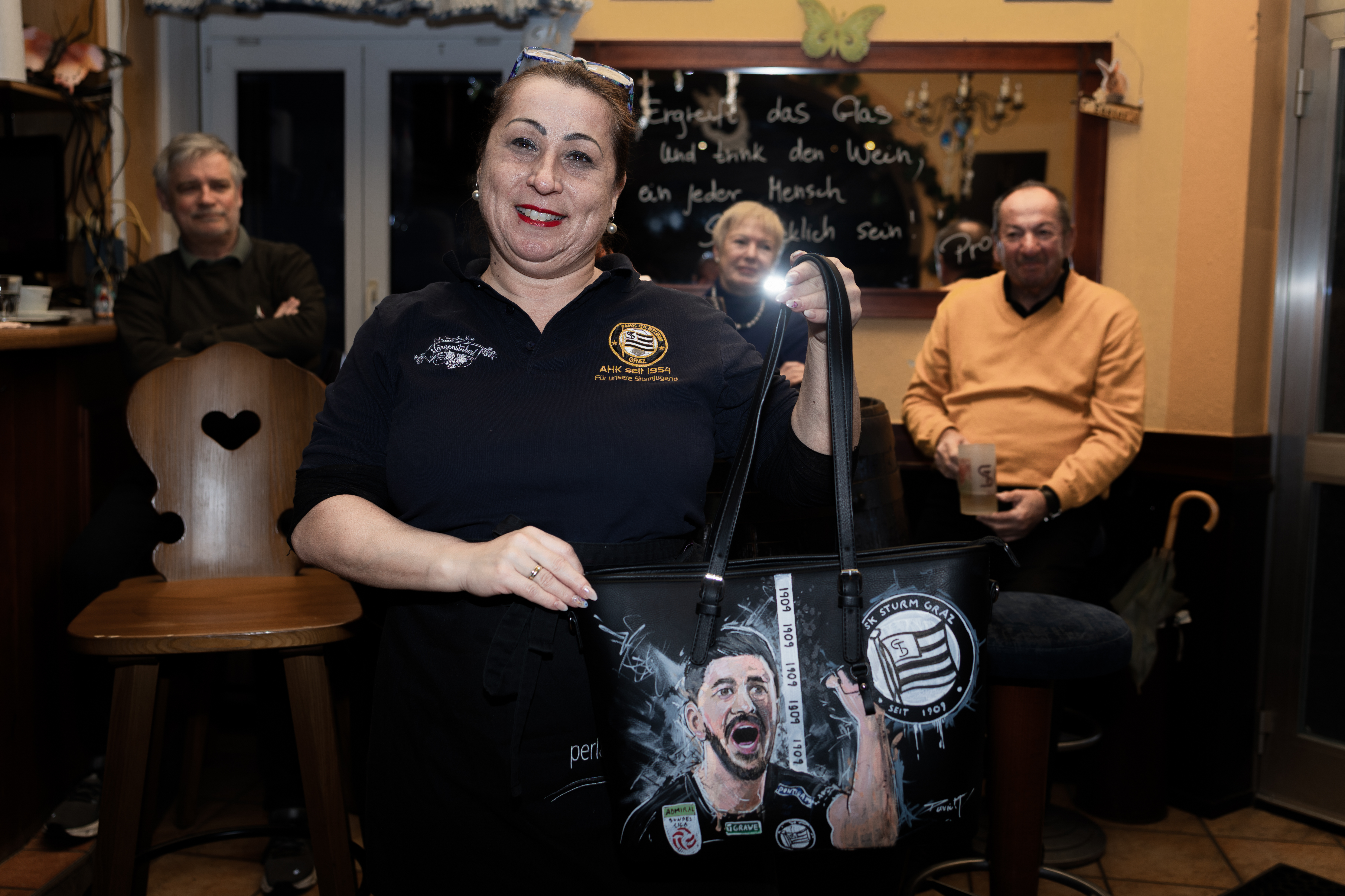 Eine Dame mit Tasche.