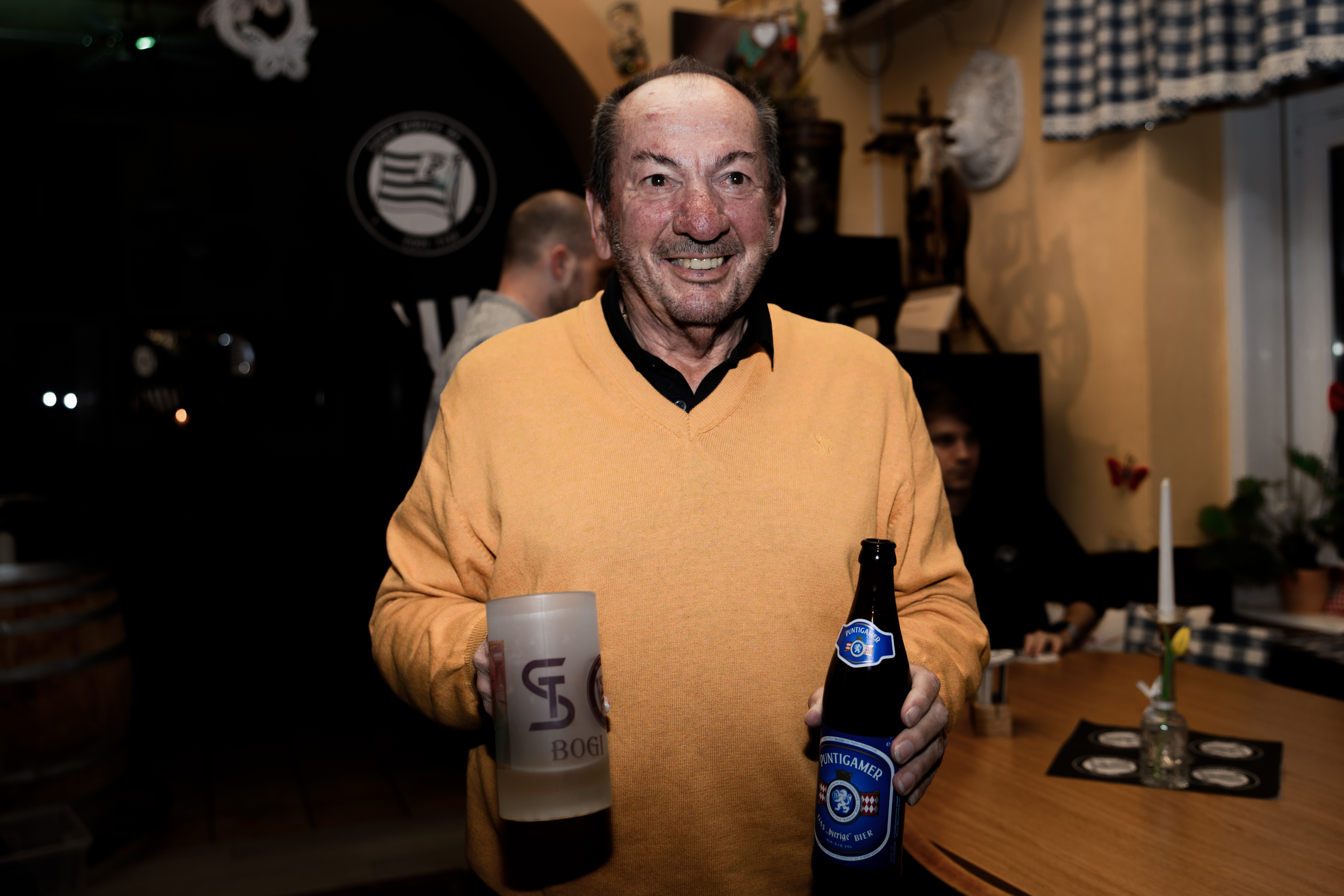 Ein Mann mit Getränk.