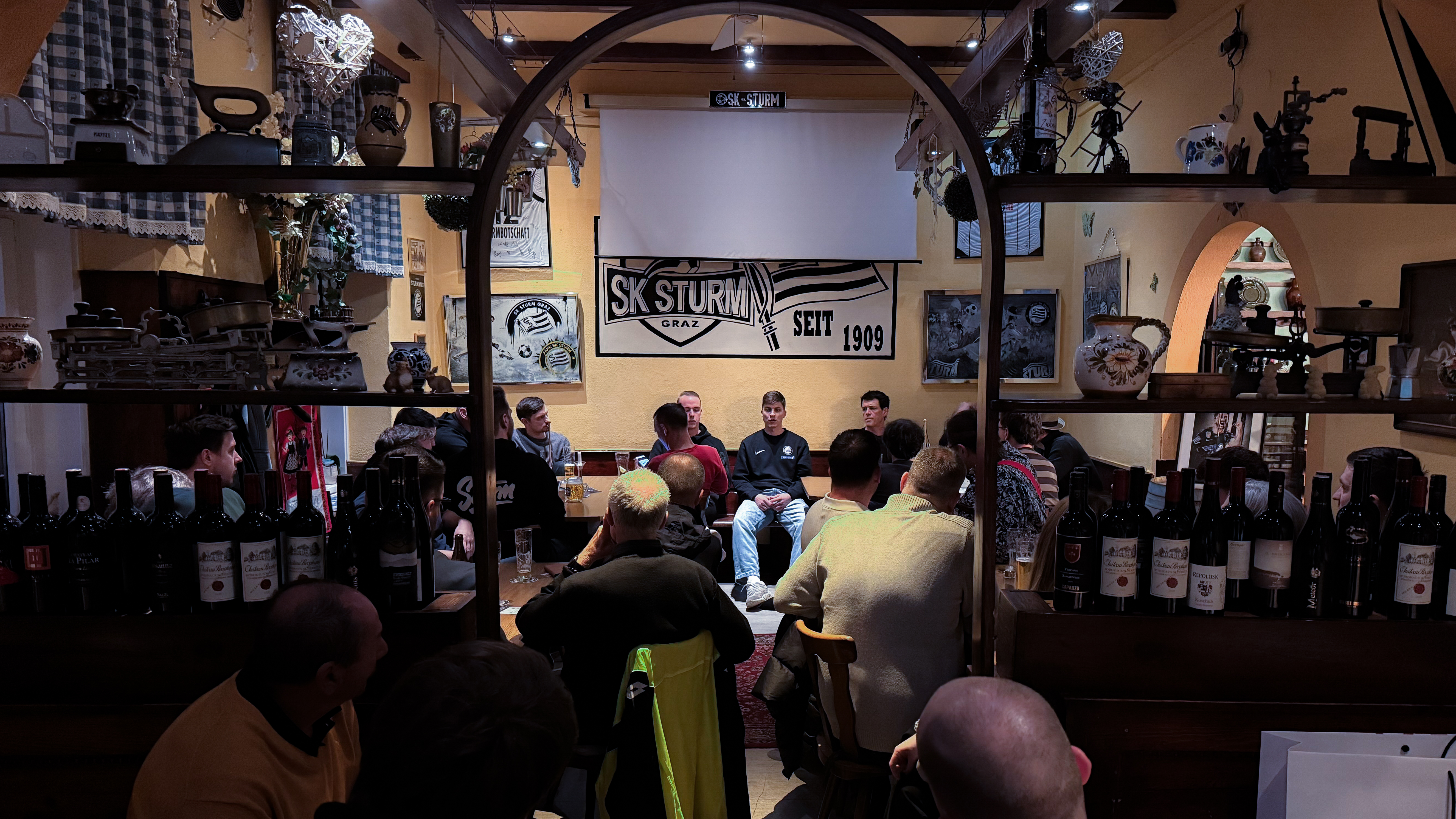 Menschen in einem Saal.