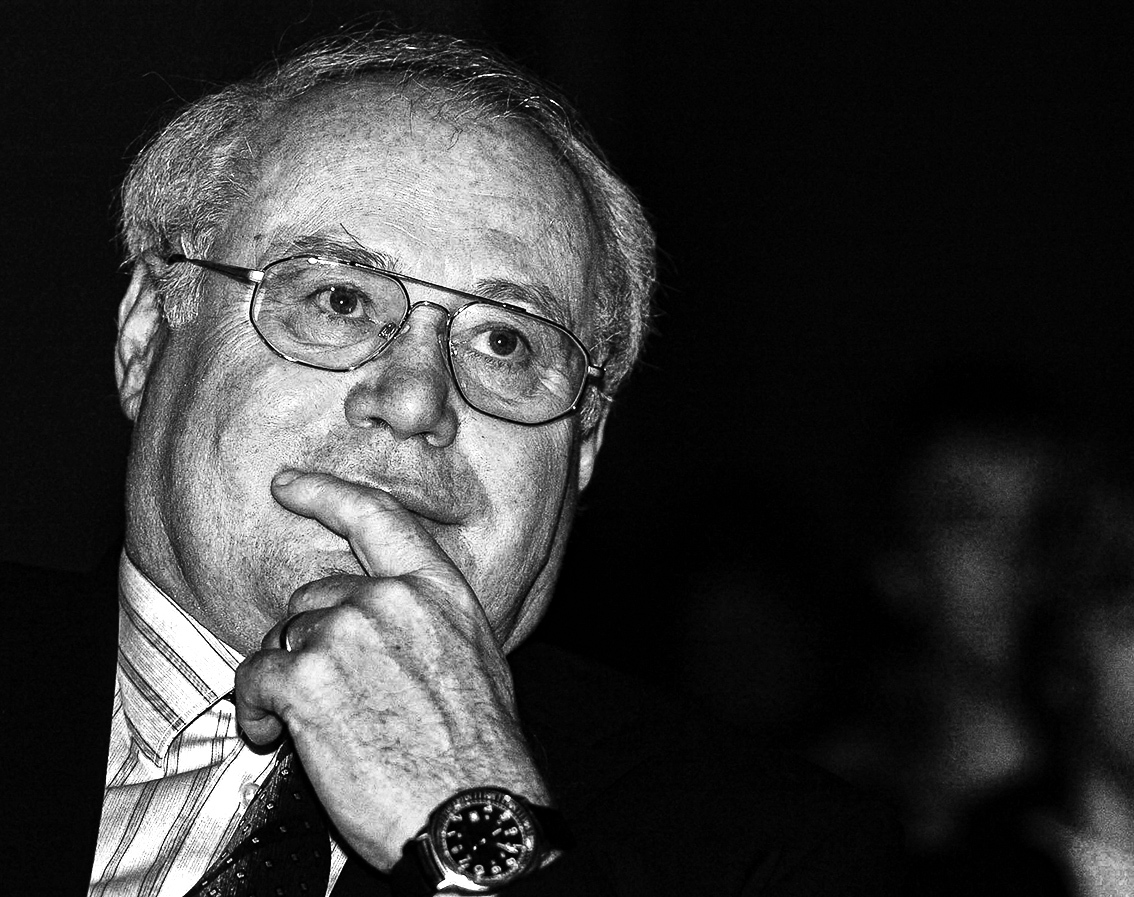 Ein Mann in Nachdenkpose.