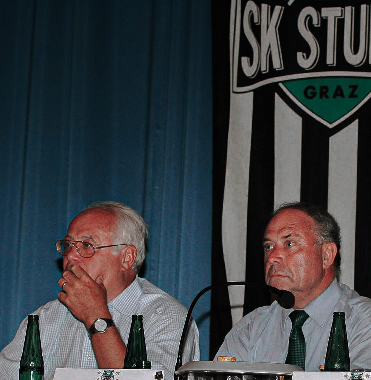 Zwei Männer auf einem Podium