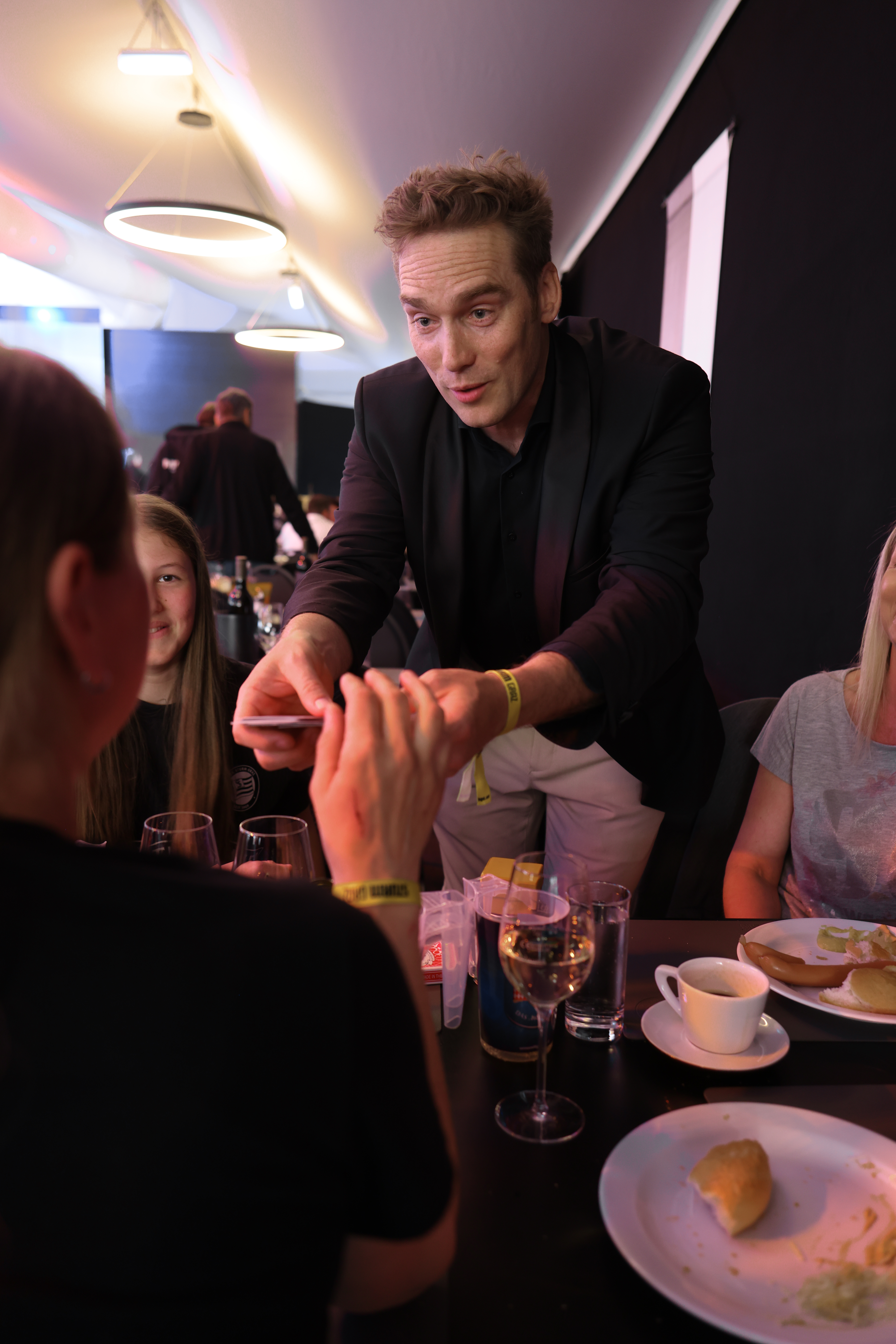 Ein Mann mit Spielkarte in der Hand.