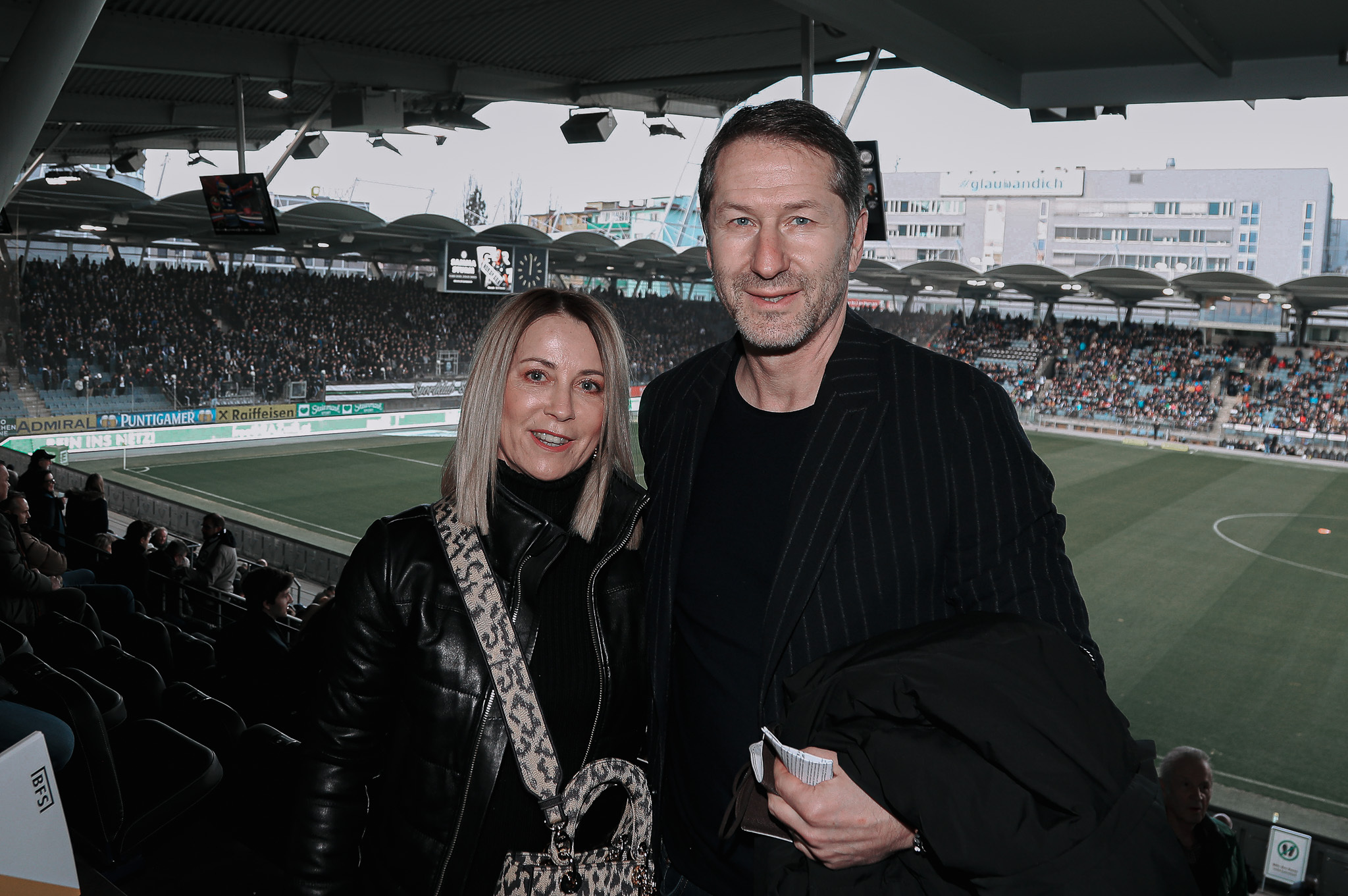 Ein Mann und eine Frau im Stadion