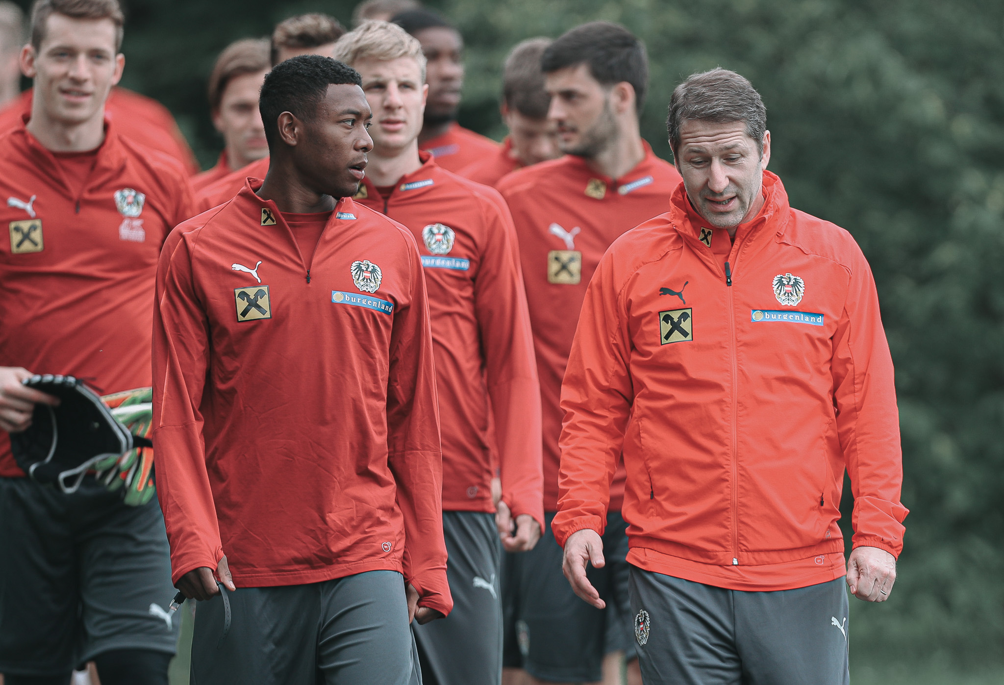 Eine Gruppe Männer beim Spaziergang