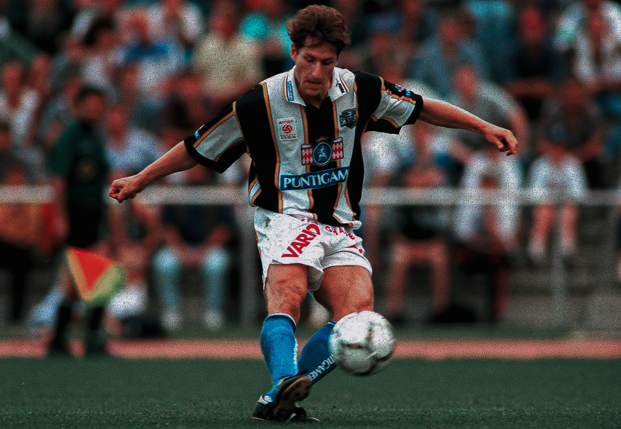 Junger Fußballer in Aktion.