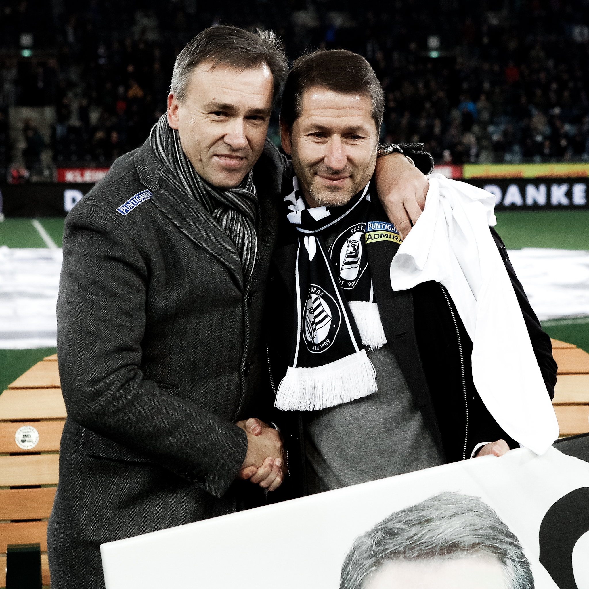 Zwei Männer umarmen sich