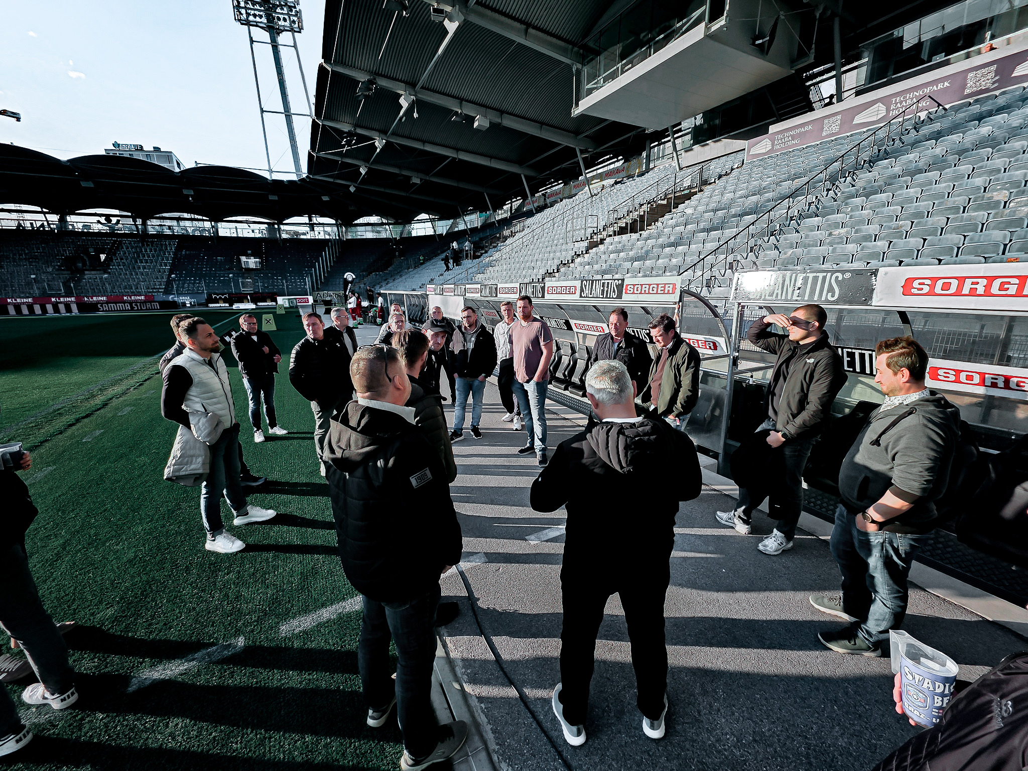 Personen bei der Stadionbesichtigung