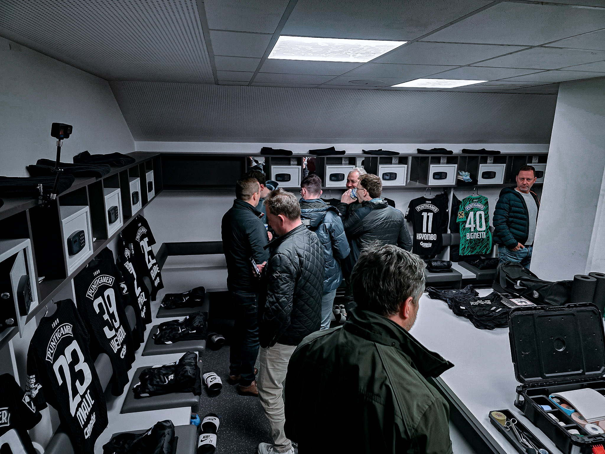 Personen in der Spielerkantine