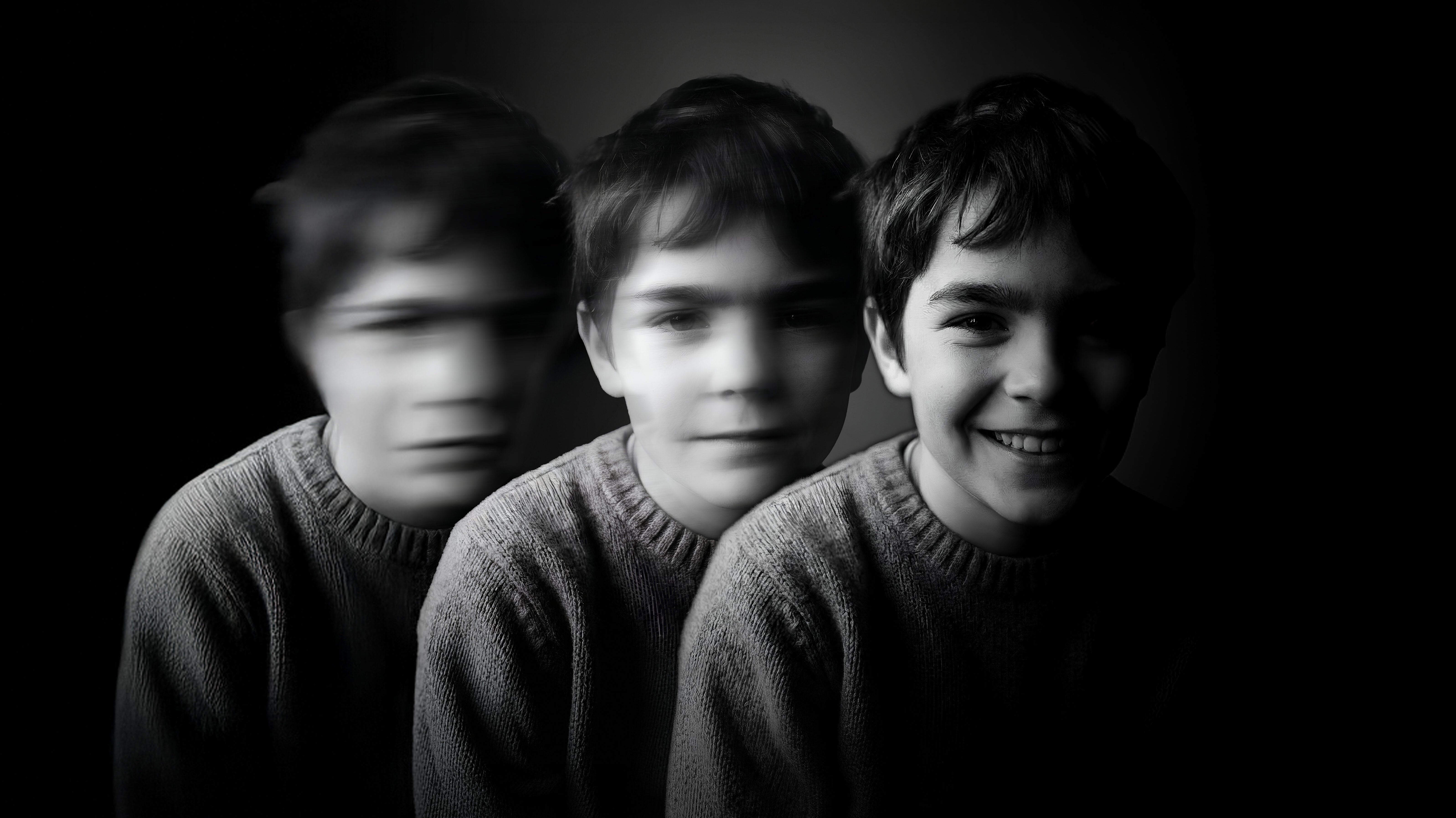 Ein Junge ist verschwommen in schwarz und weiß abgebildet.