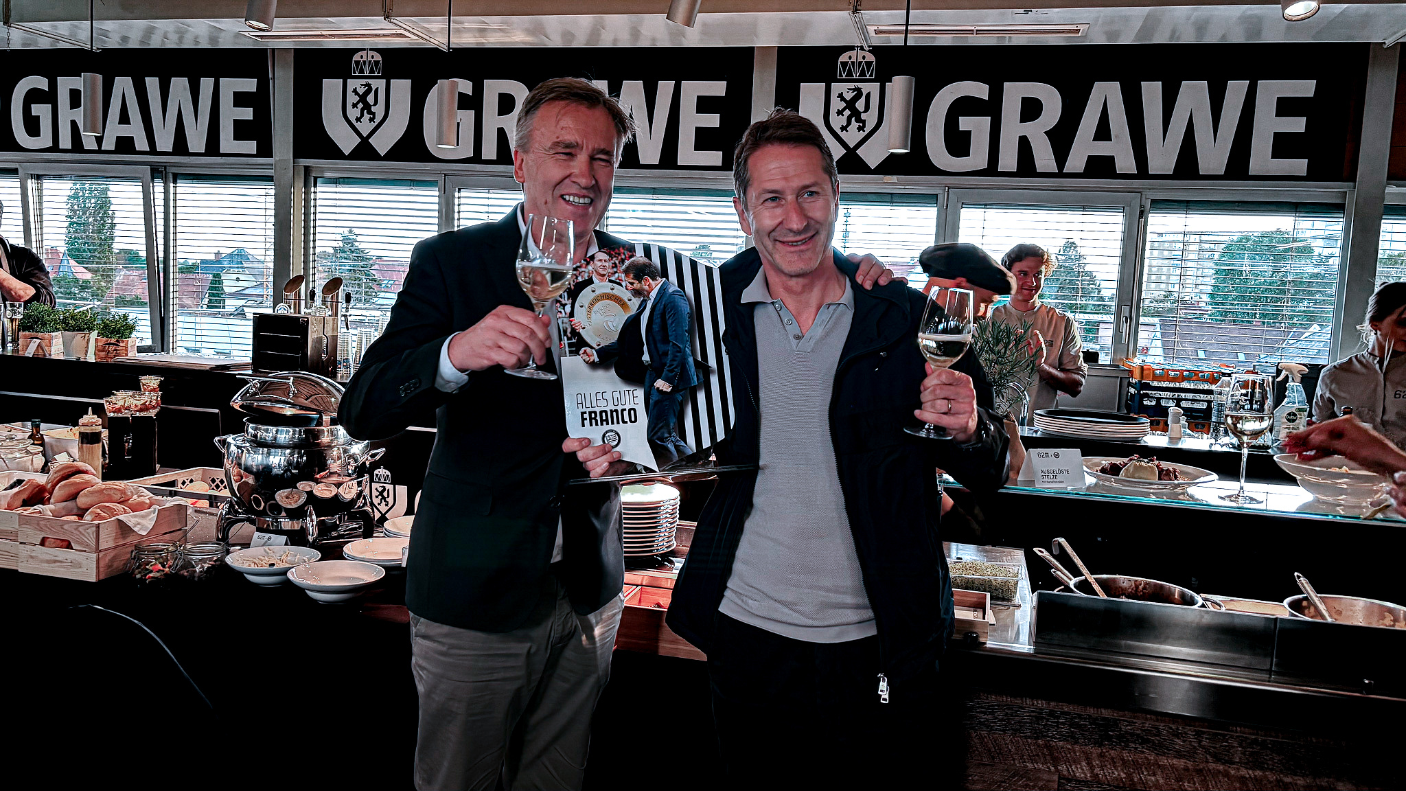 Zwei Personen stoßen an