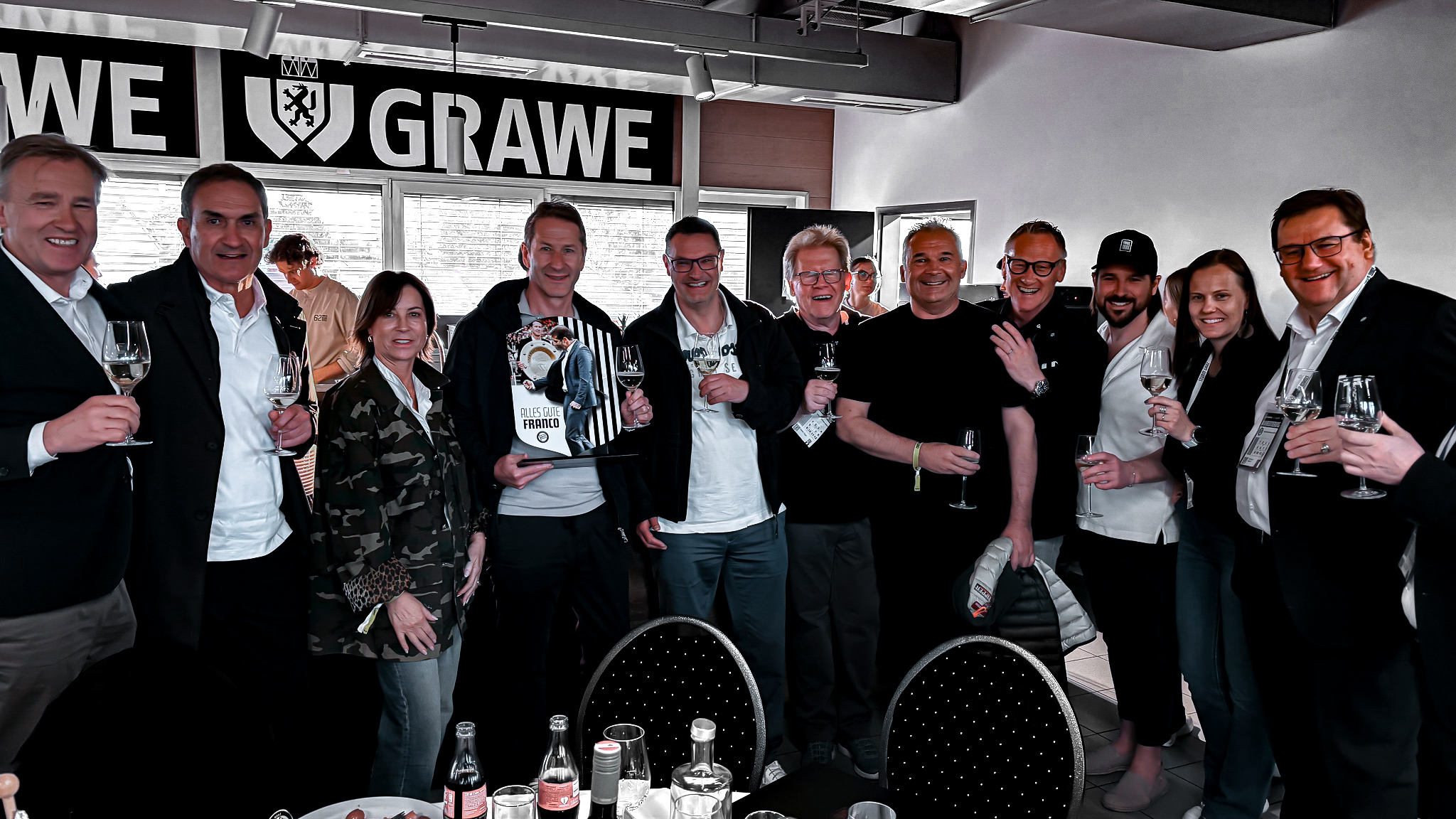 Eine Gruppe Menschen mit Gläsern in dder Hand