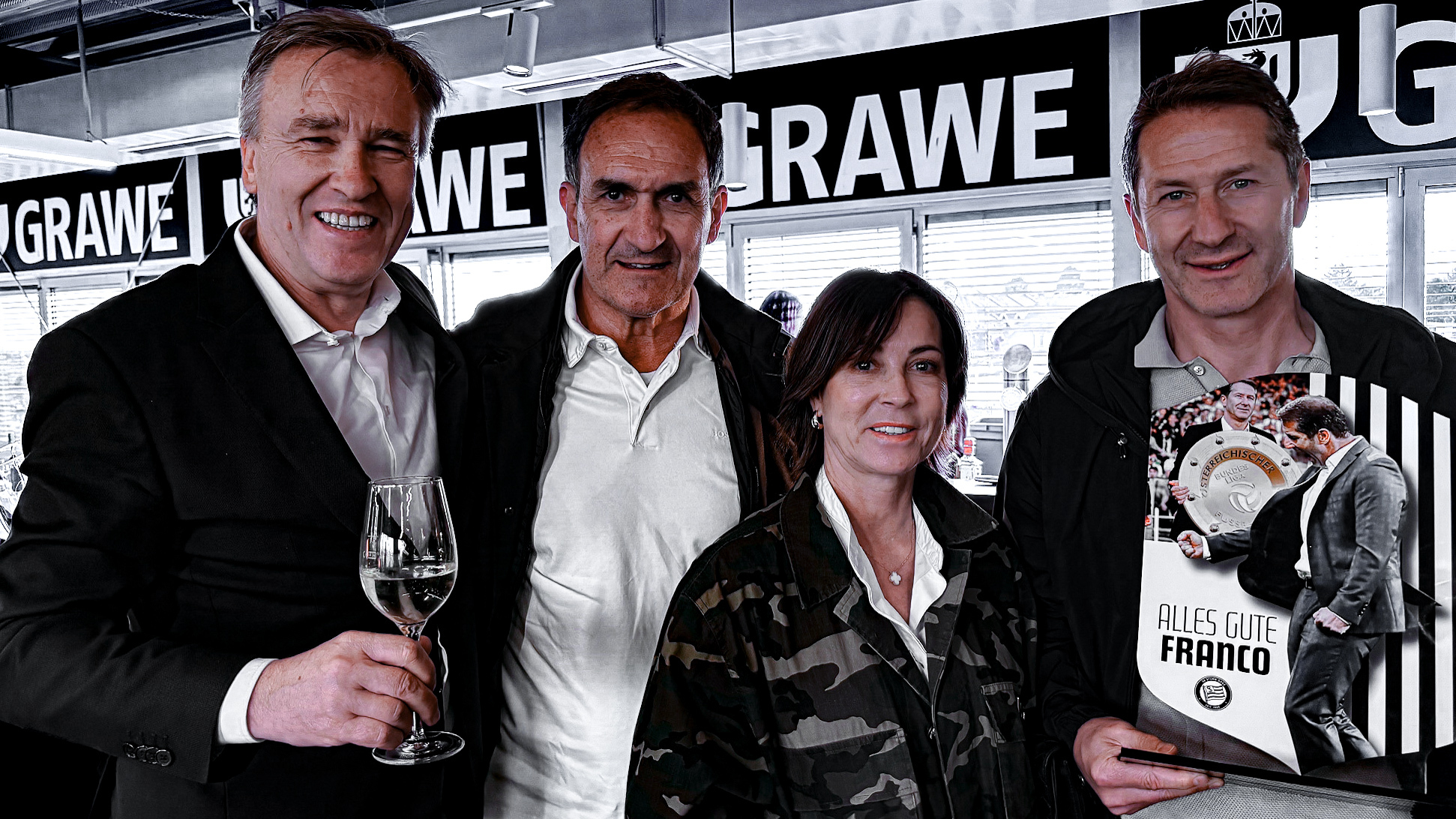 Vier Personen stoßen an