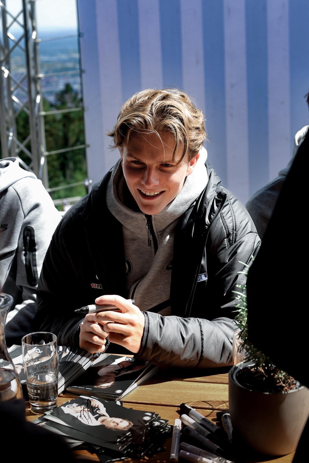 Ein Mensch, der sitzt.