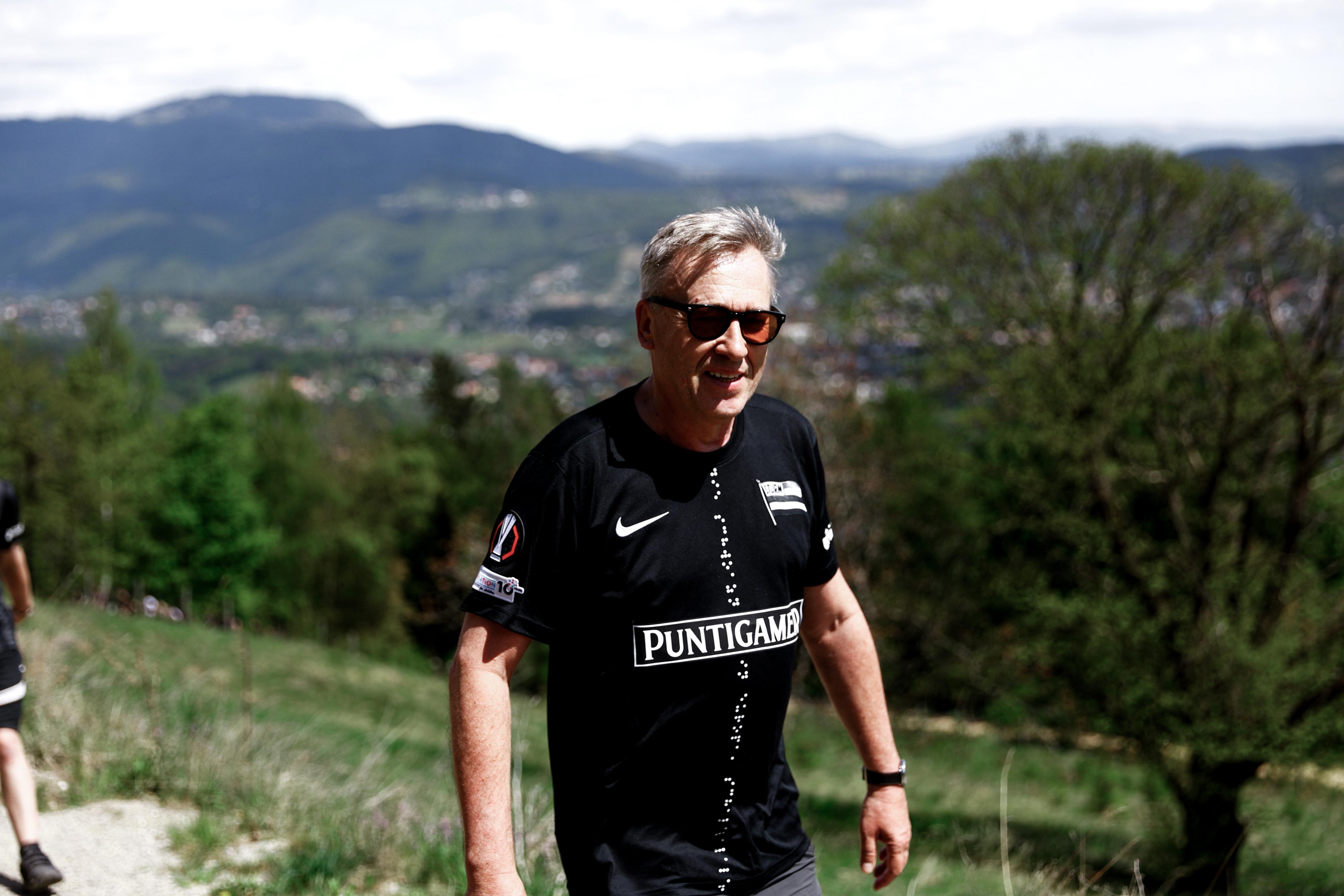 Ein Mann mit Sonnenbrille.