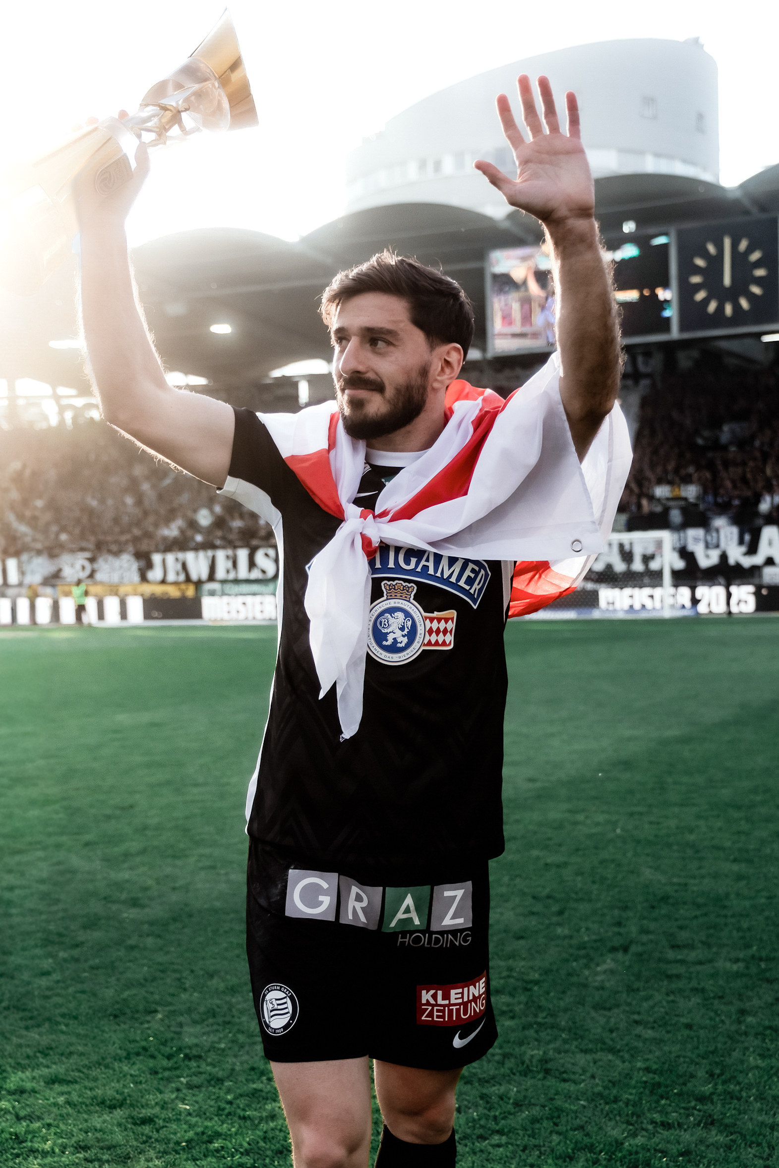 Ein Spieler, der eine Trophäe in die Höhe stemmt.
