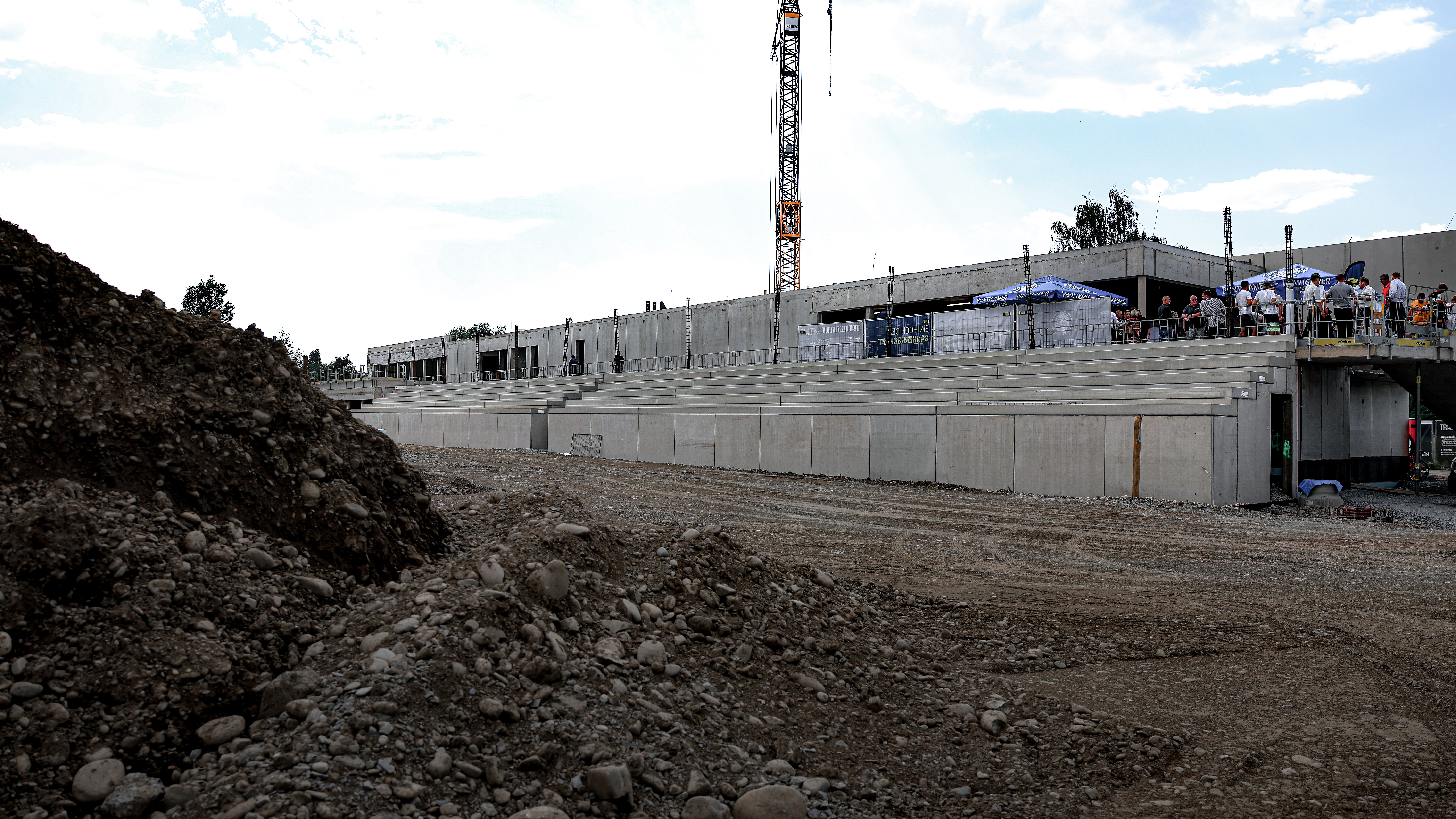 Baustelle mit Fußballtribüne