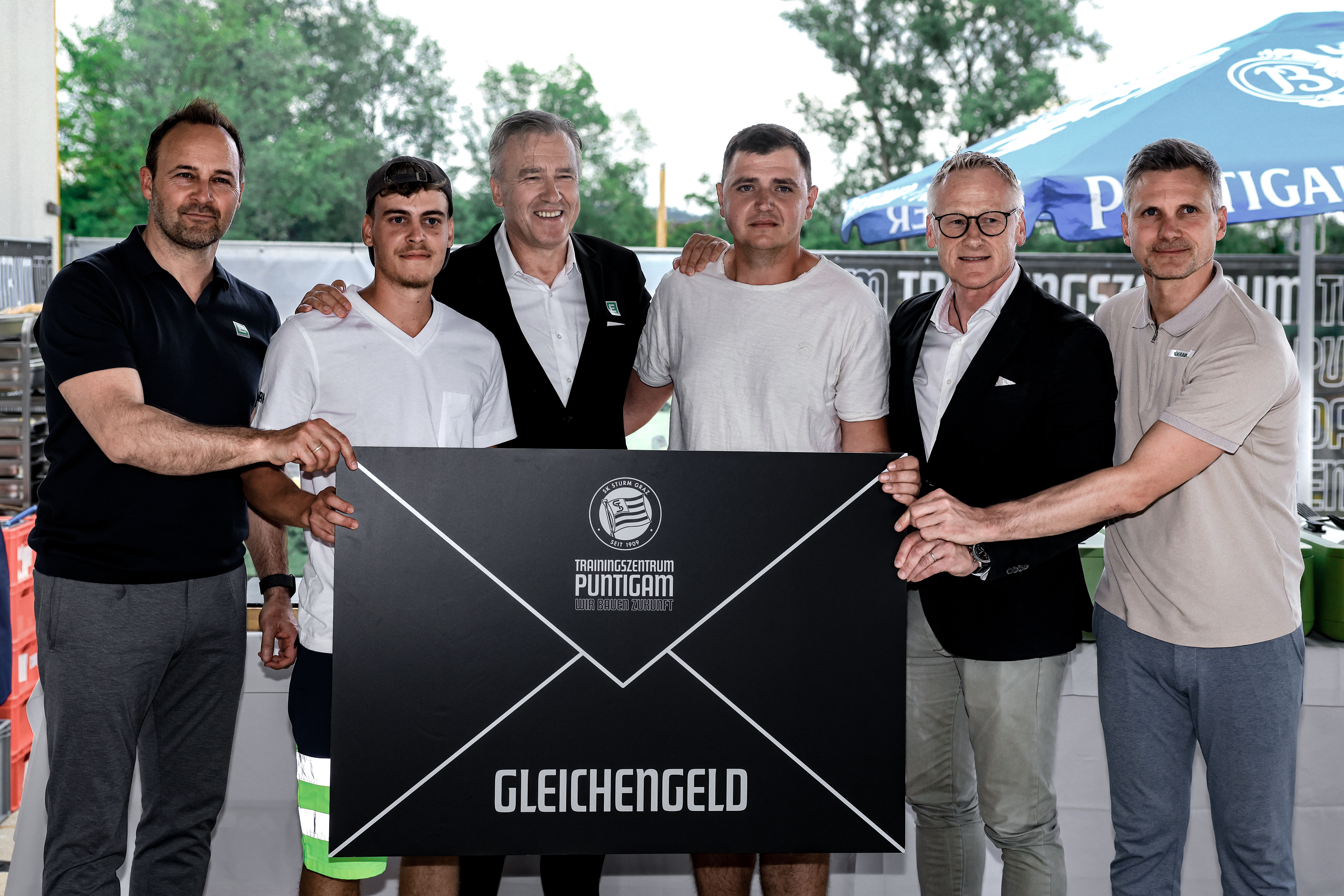 Großer Scheck wird übergeben.