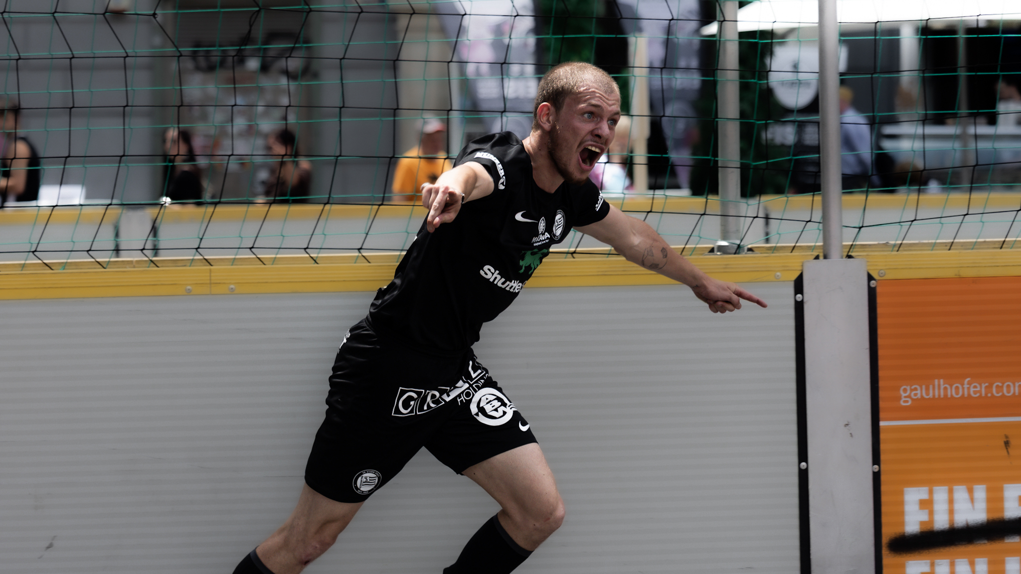 Ein Spieler in einem schwarzen Trikot
