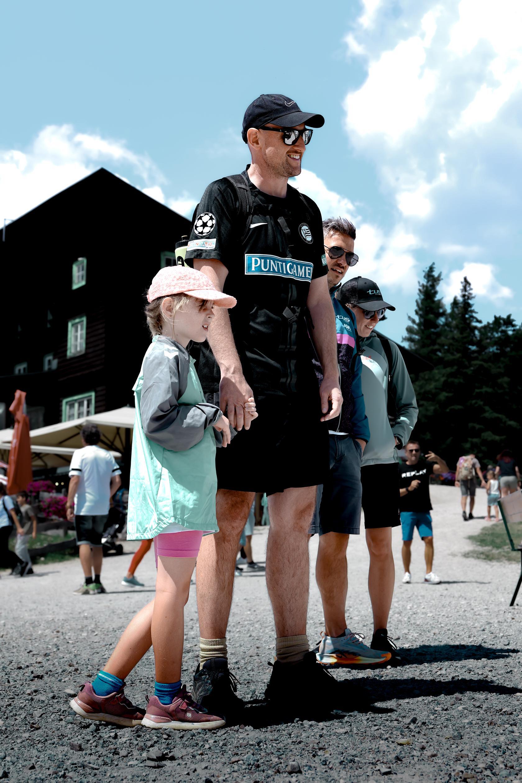 Ein Mann mit Trikot mit seiner Tochter.