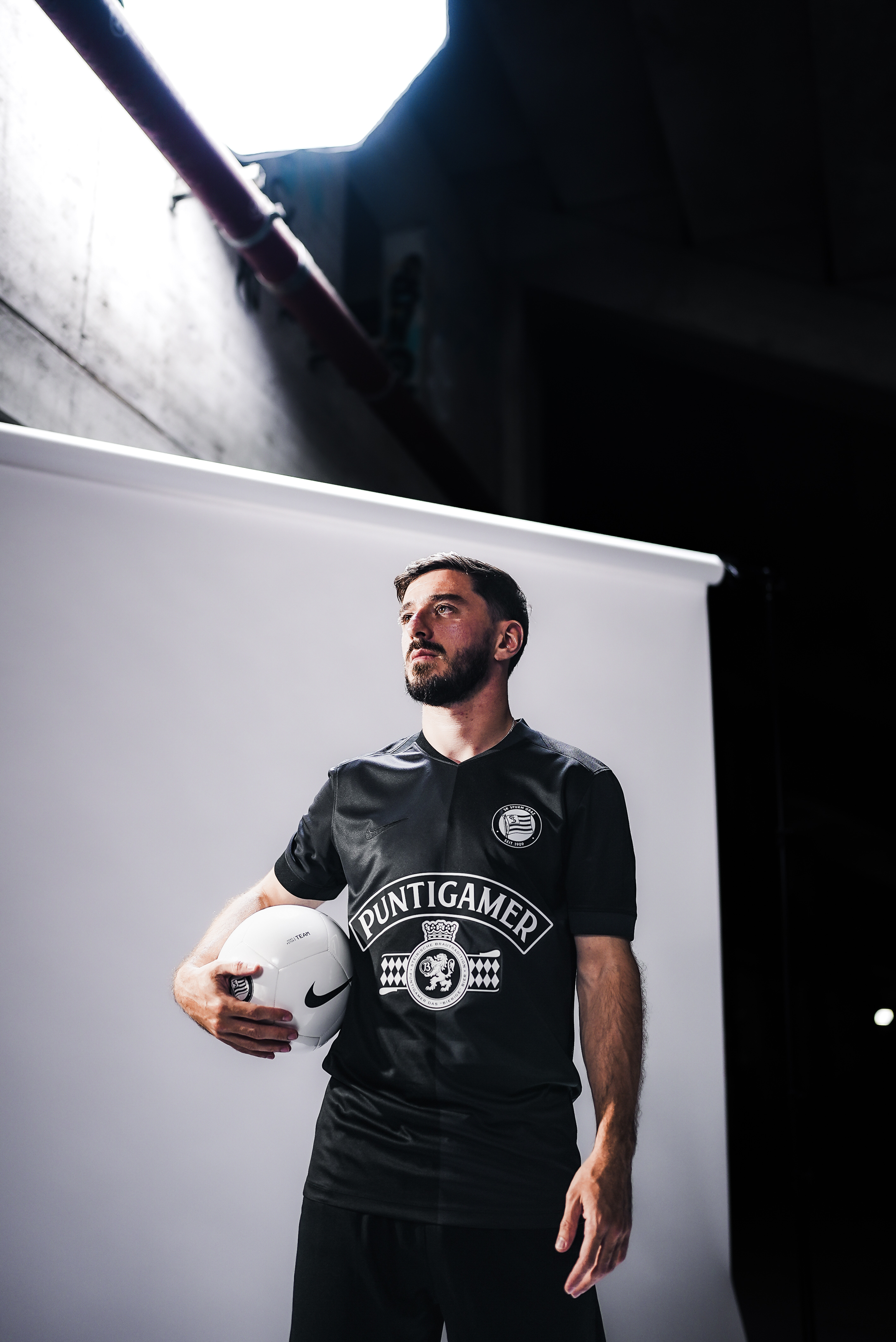 Ein Mann mit einem Ball unter dem Arm.