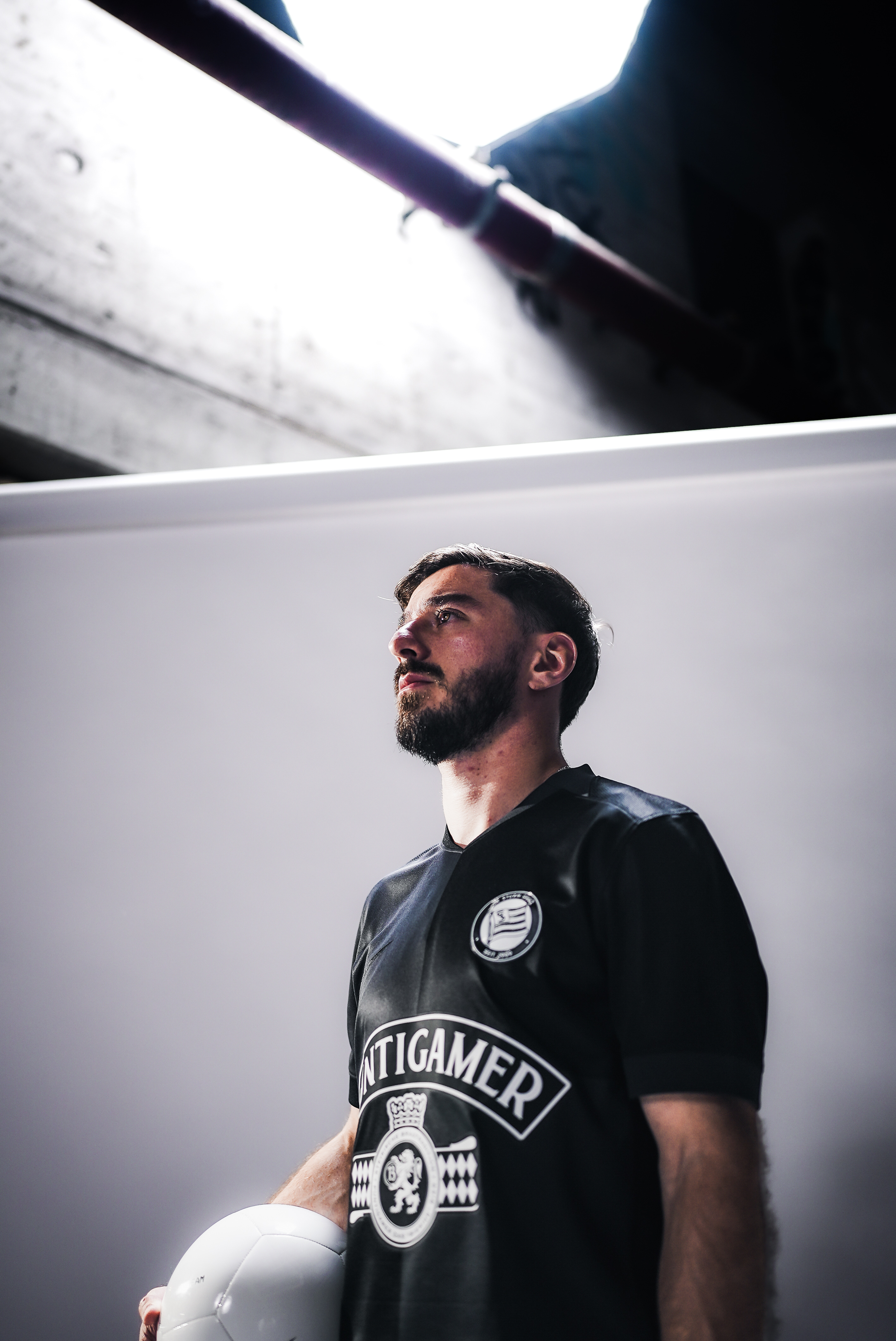 Ein Mann im Trikot blickt in die Ferne.