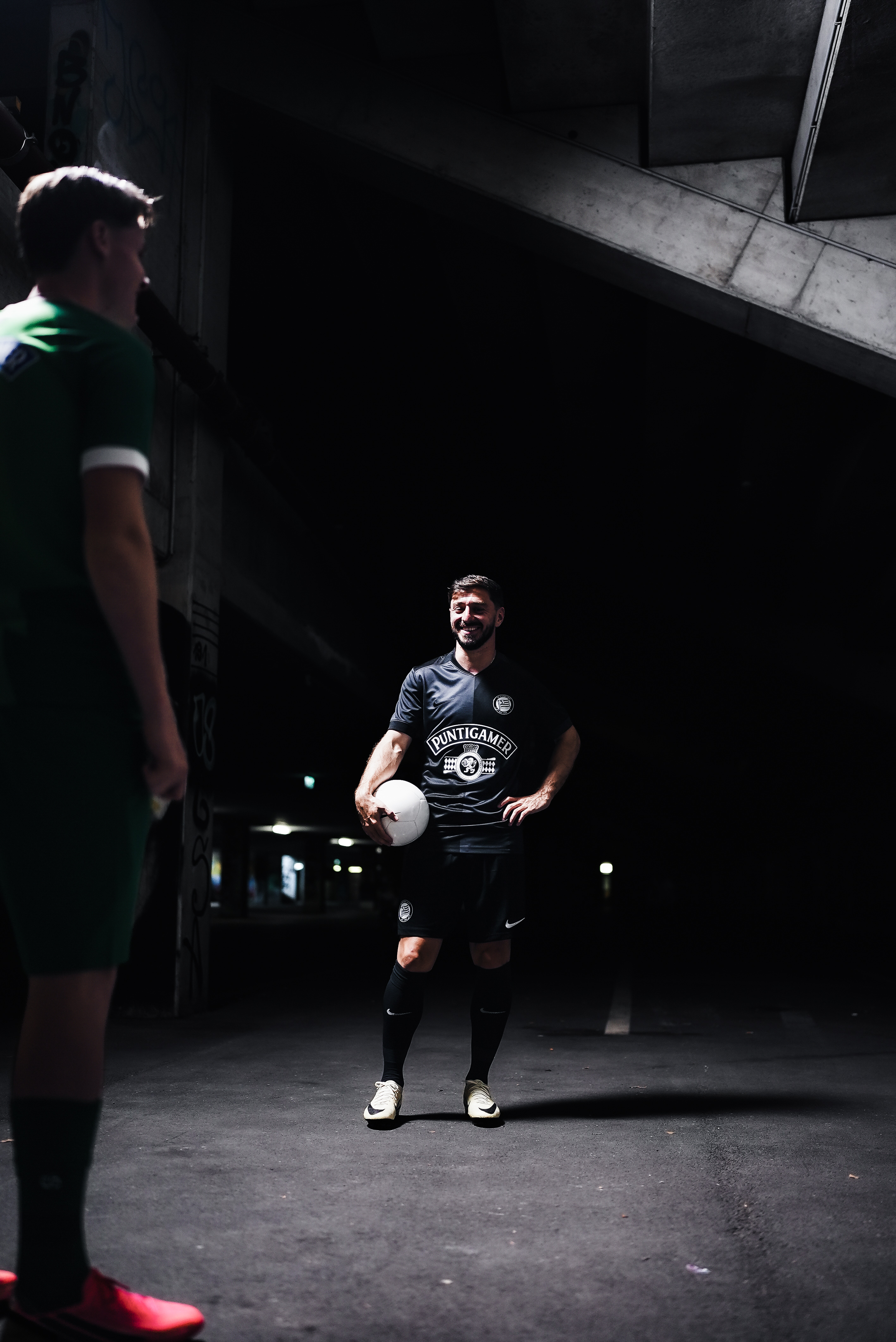 Ein Mann in einer Garage mit Fußball.