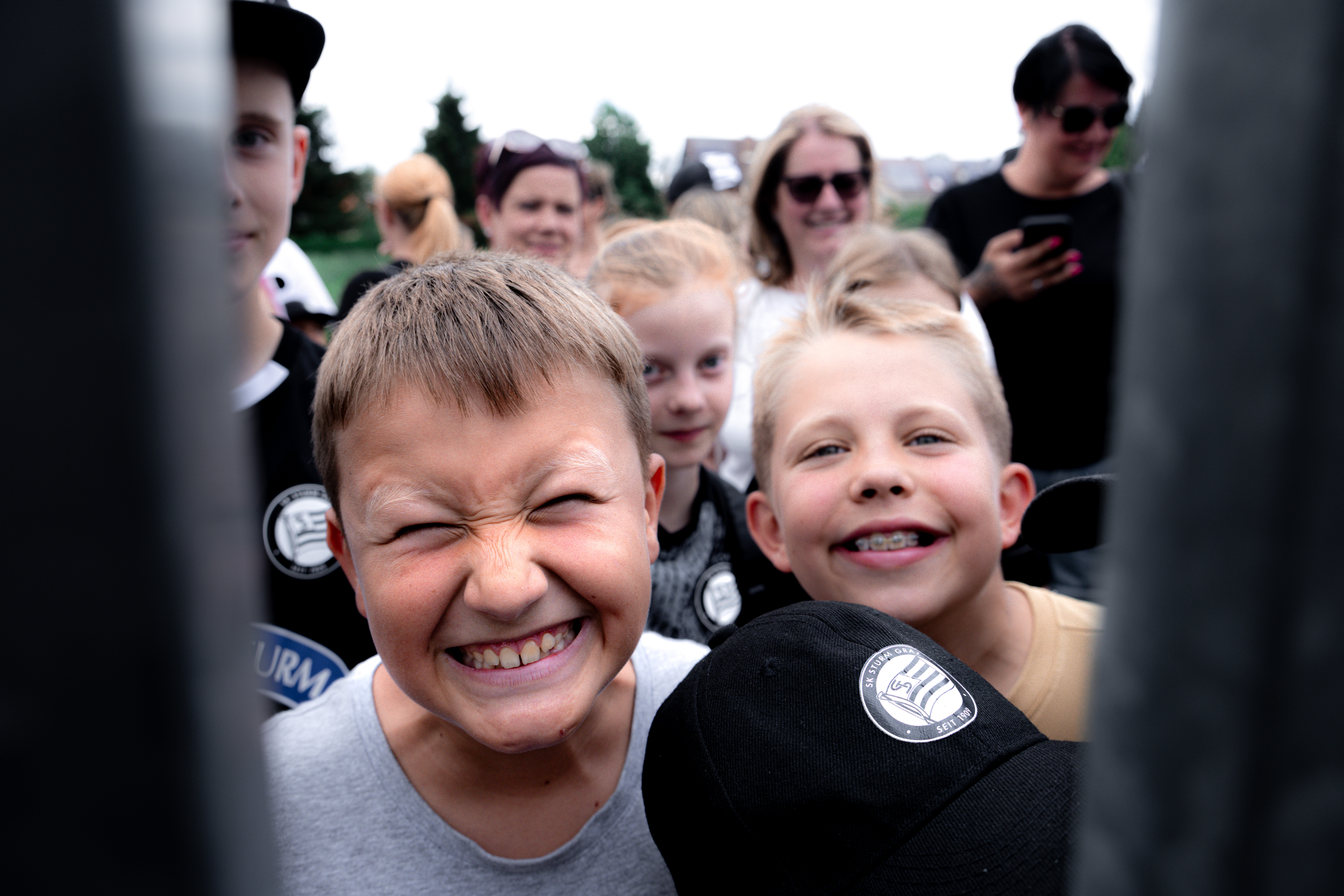 Kinder lachen in die Kamera