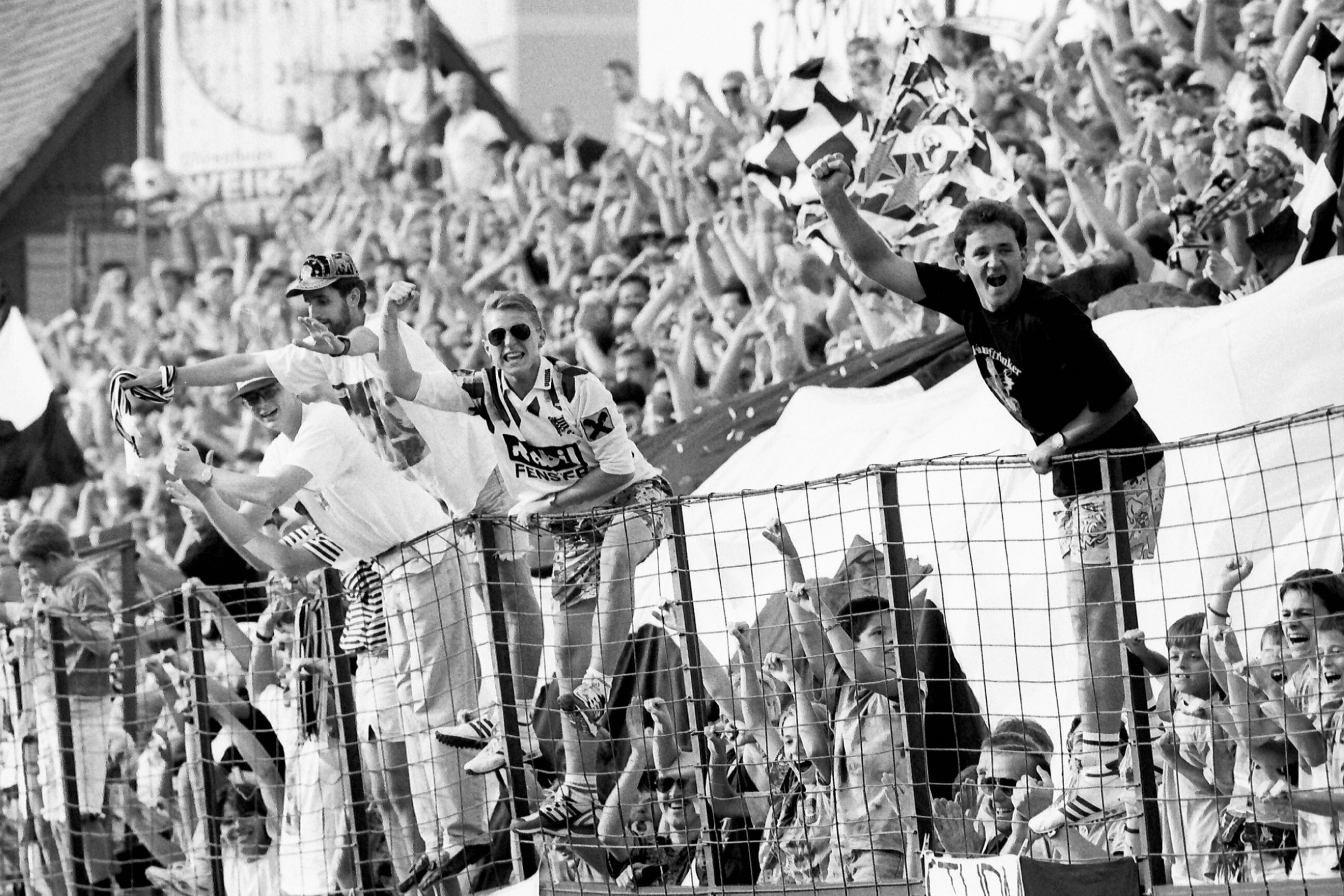 Viele Personen jubeln in einem Stadion