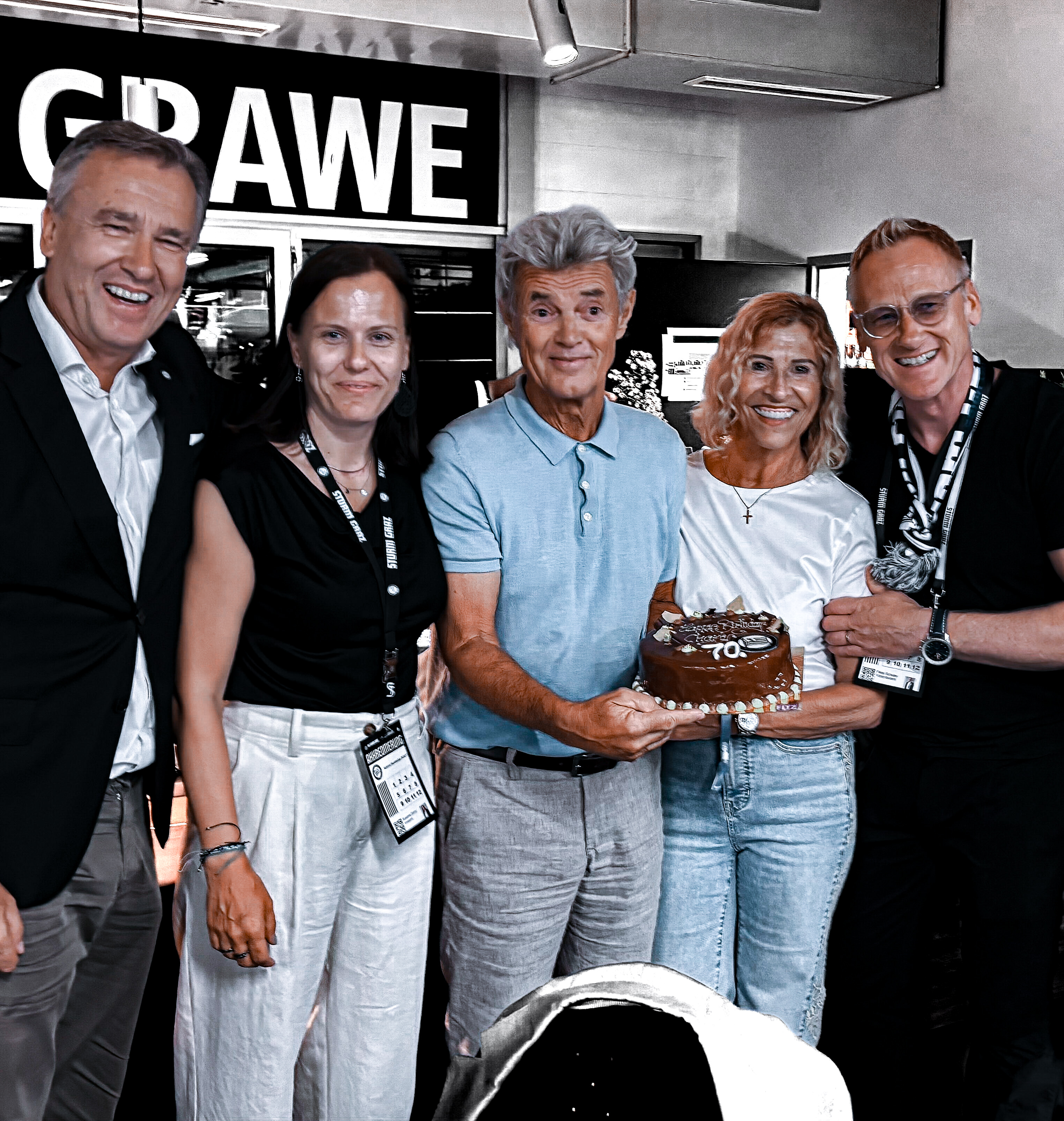Eine Gruppe Menschen mit einer Torte im GRAWE VIP Klub.