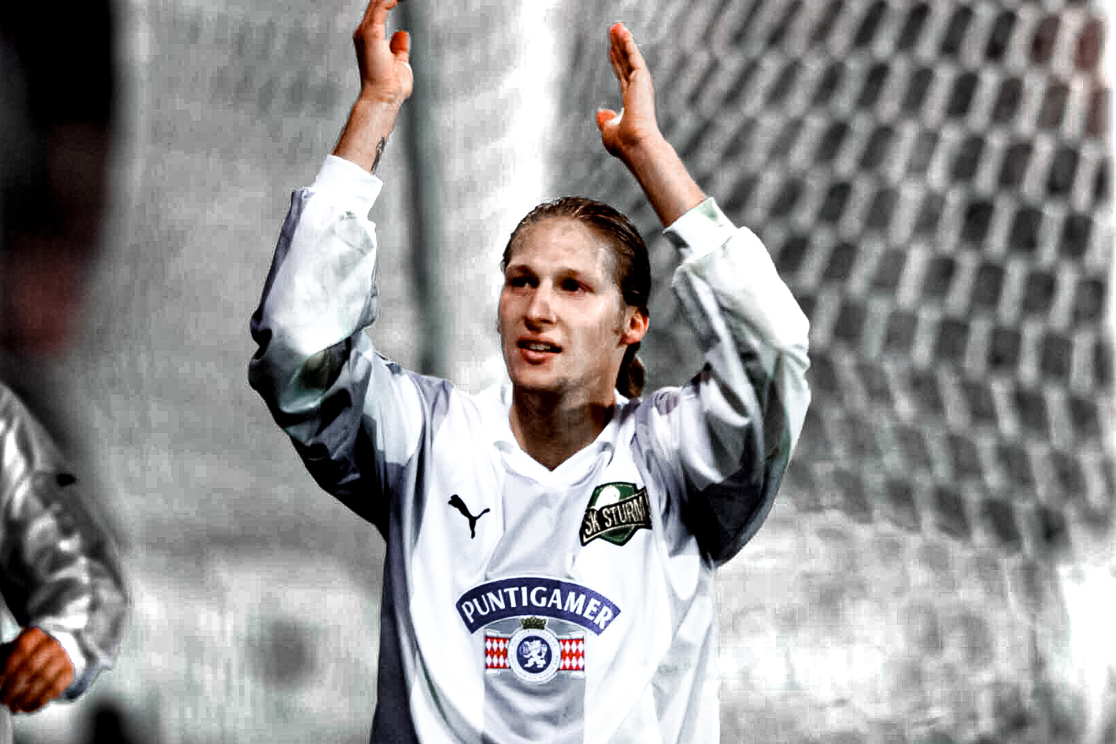 Ein Fußballer applaudiert.