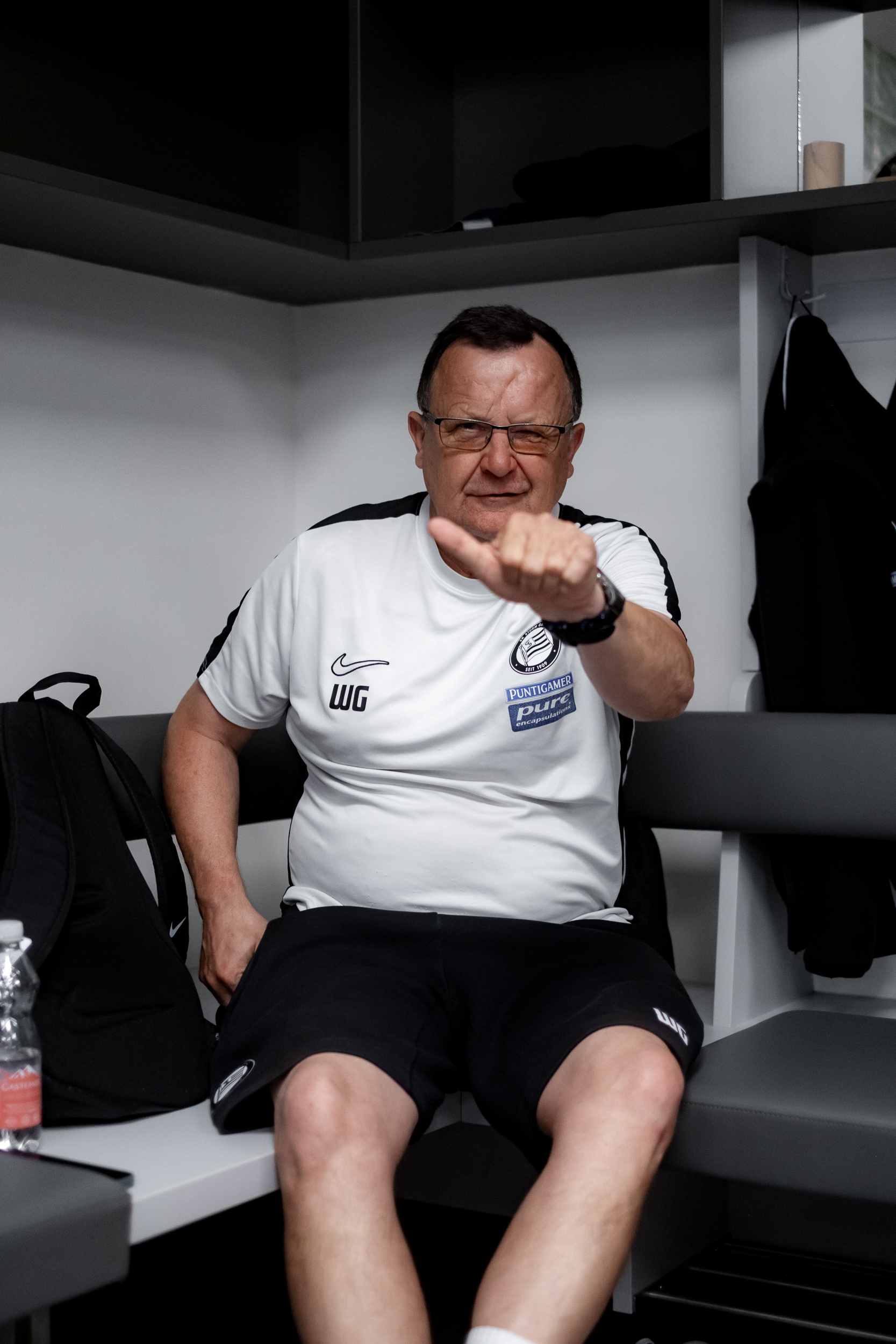 Eine Person sitzt in einer Fußballkabine.