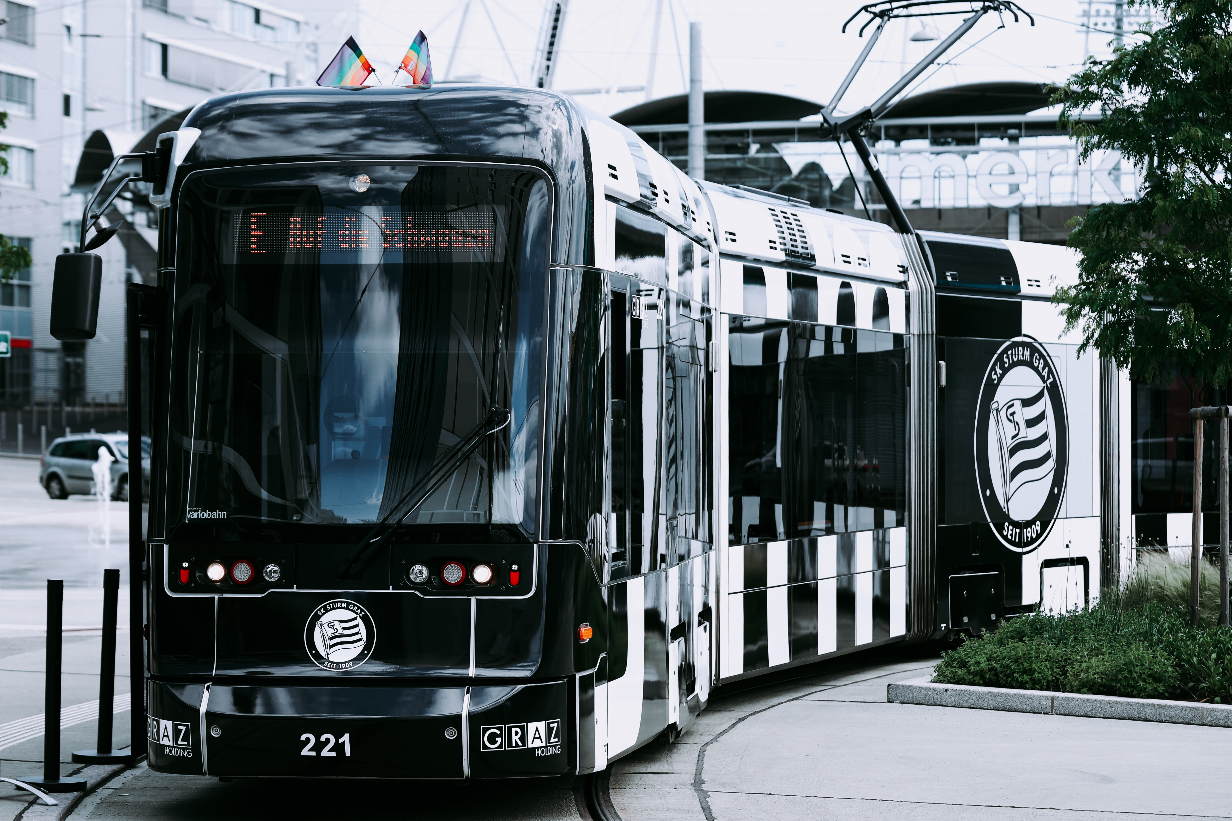 Eine schwarz-weiße Straßenbahn mit dem Schriftzug "Sturm Graz".
