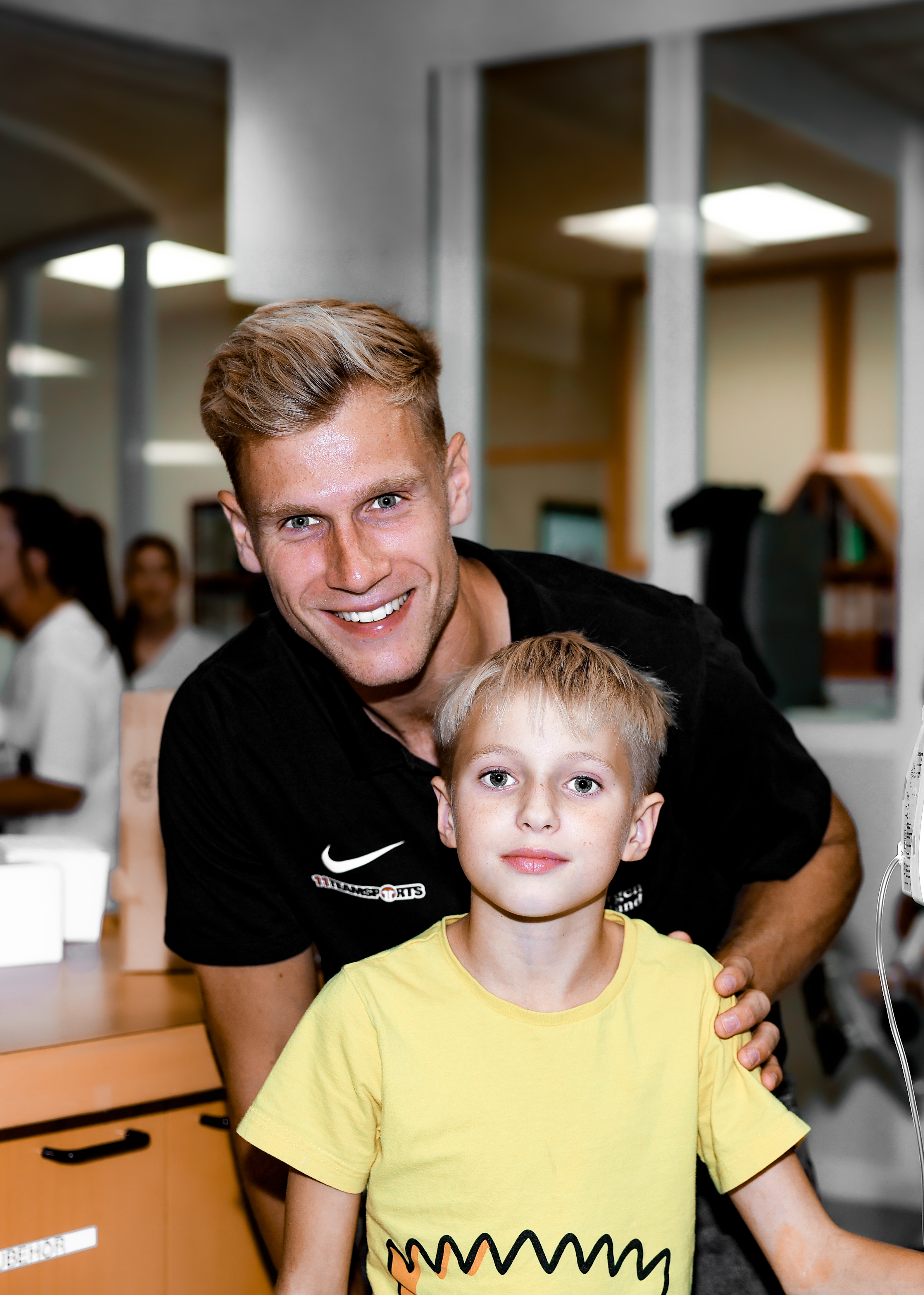 Ein Spieler mit einem Kind.