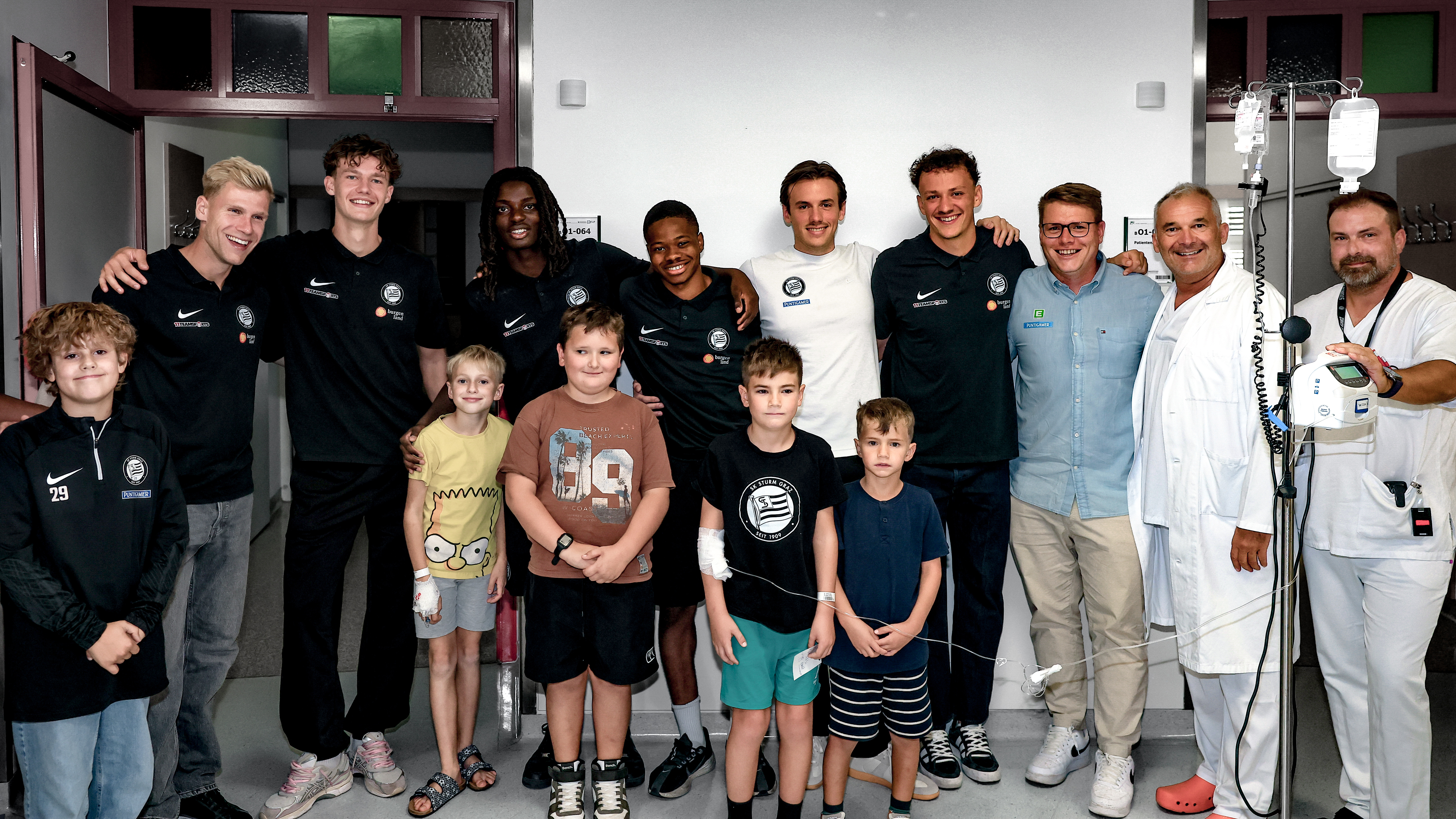 Ein Gruppenbild mit Spielern, Kindern und Ärzten