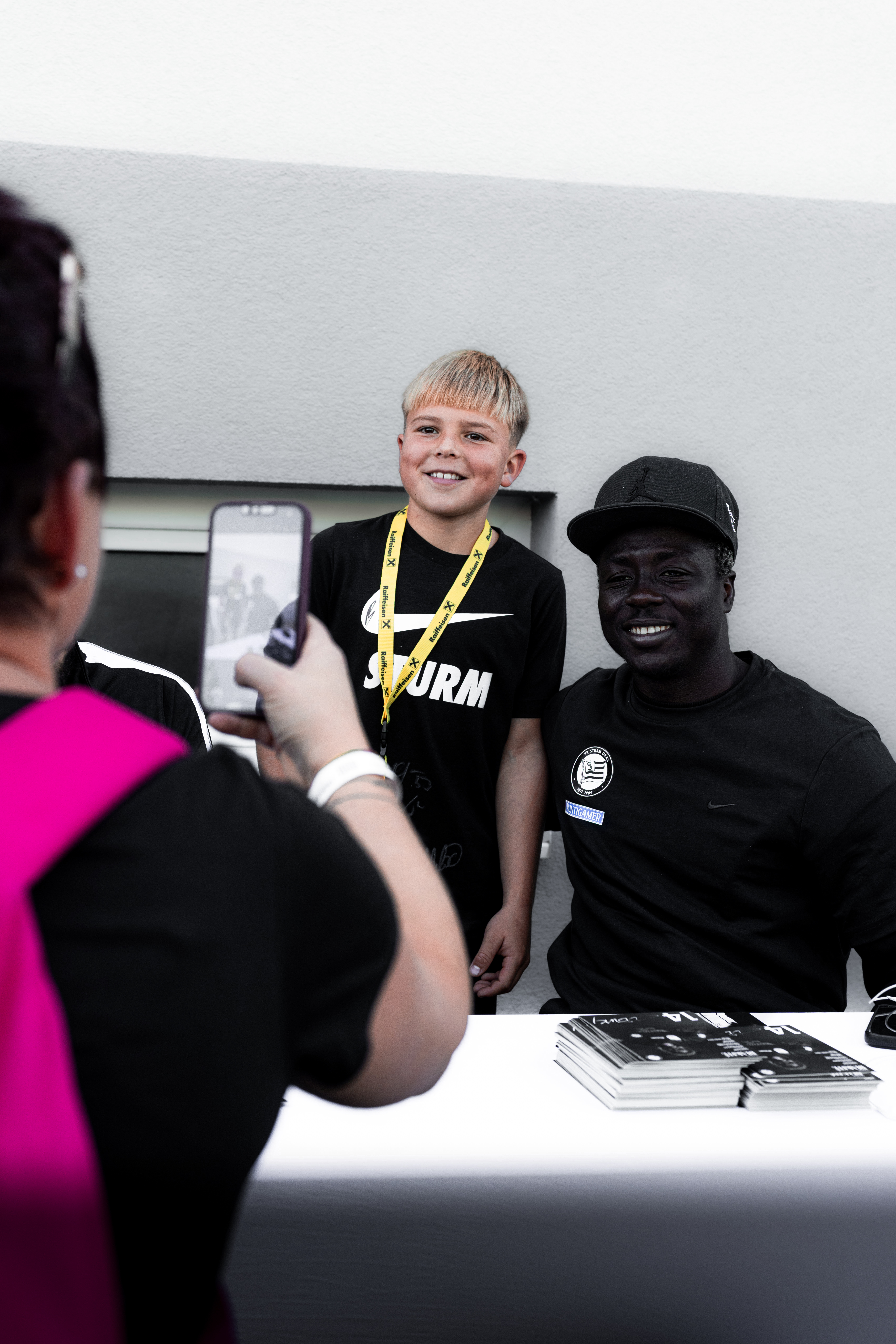Ein Kind und ein Spieler posieren für ein Foto.