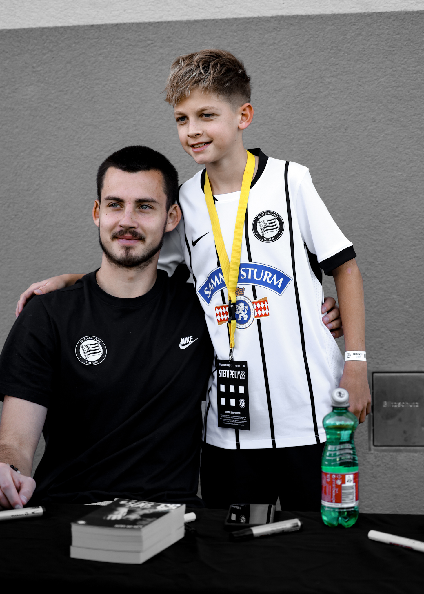 Ein Spieler posiert mit einem Kind.
