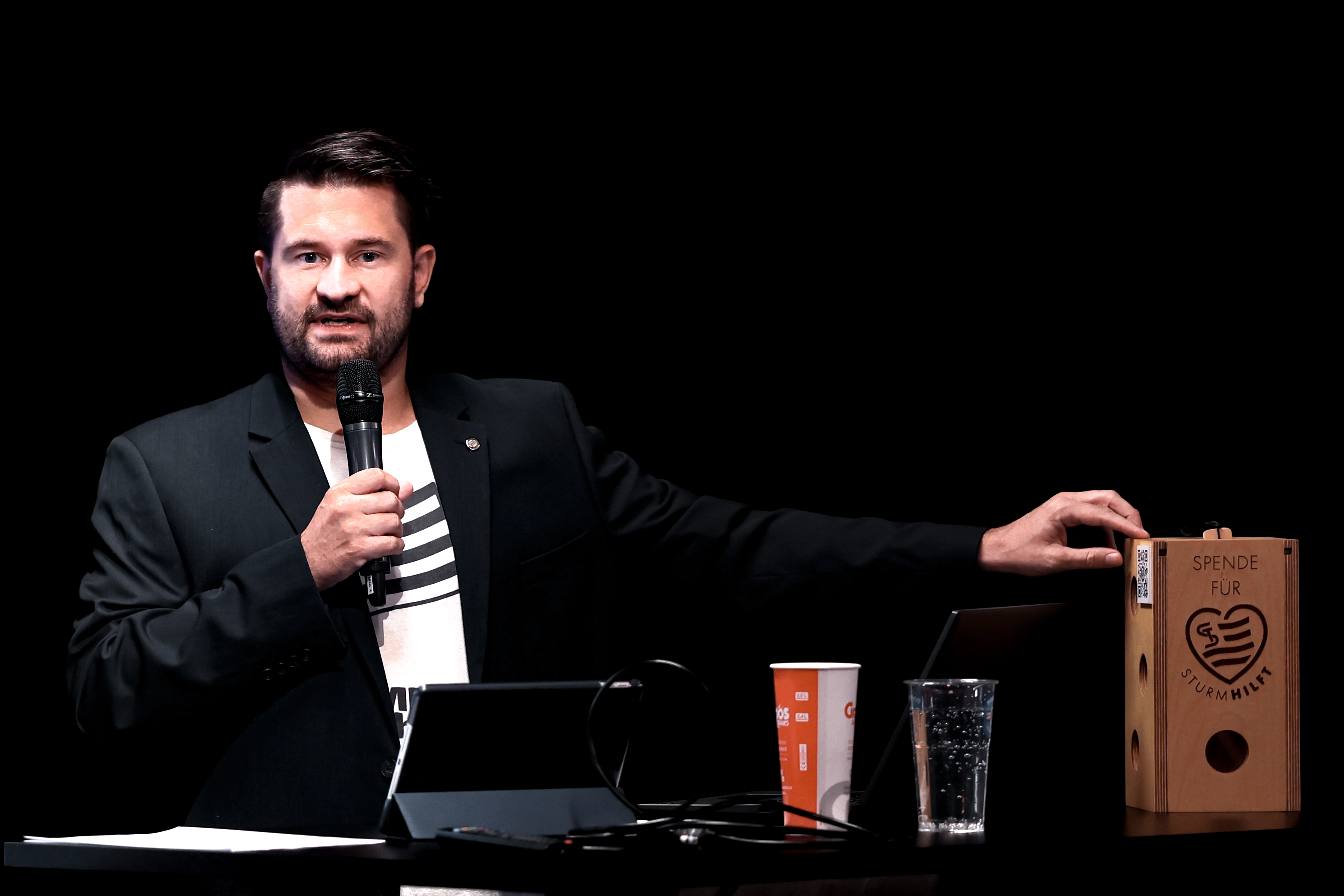 Ein Mann mit einem Mikrofon.