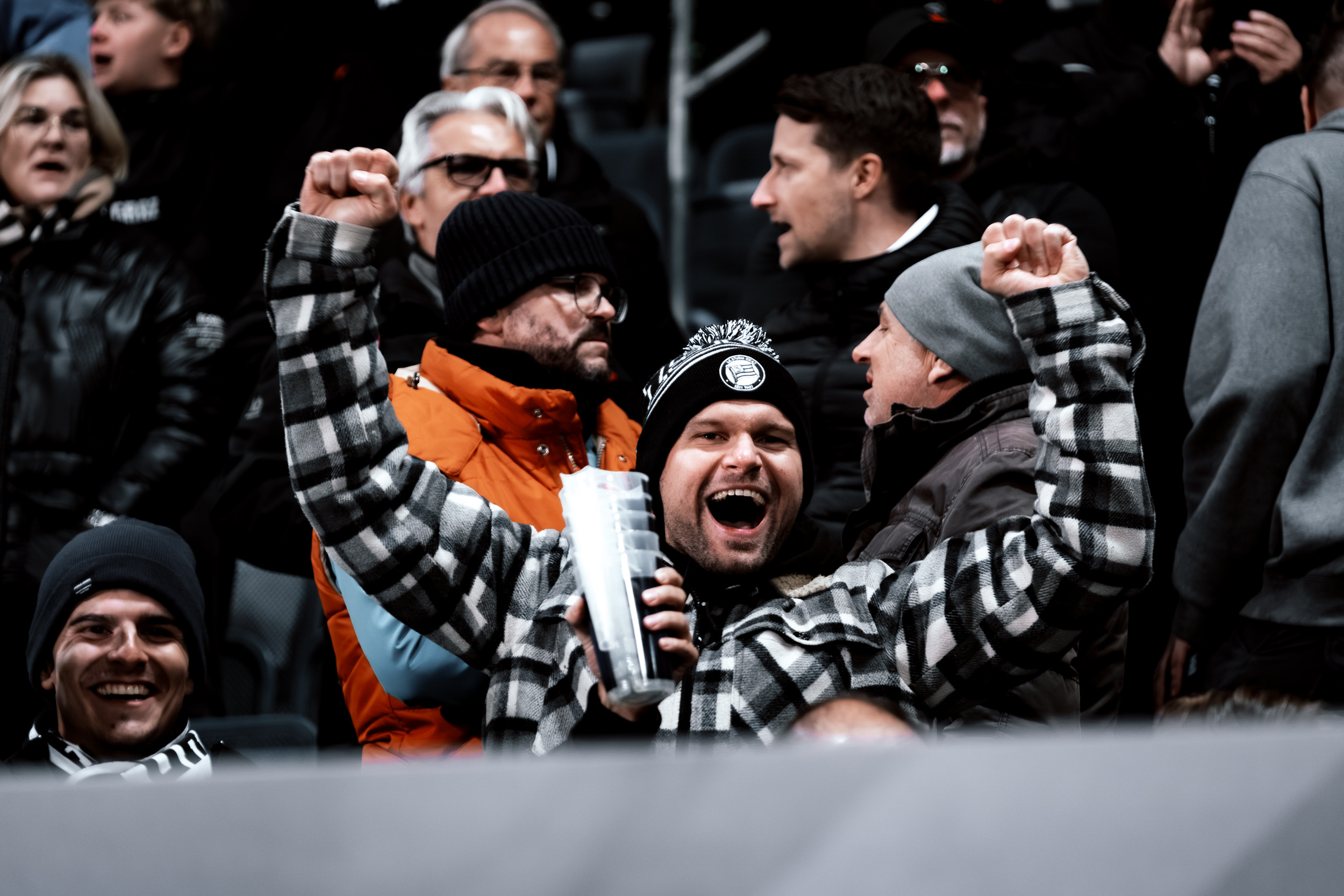 Ein Mann jubelt bei Kälte im Stadion