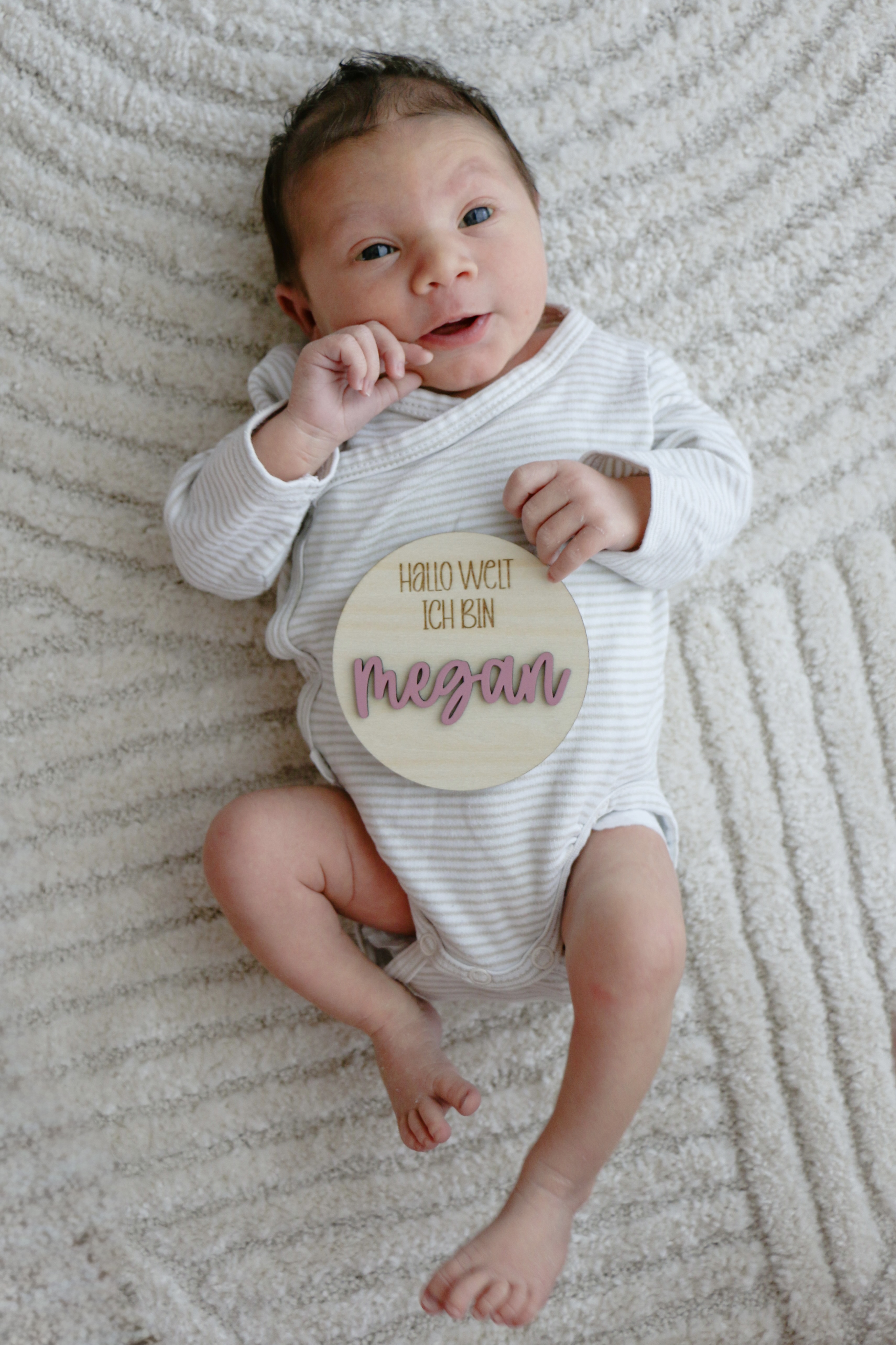 Ein Baby im Strampler