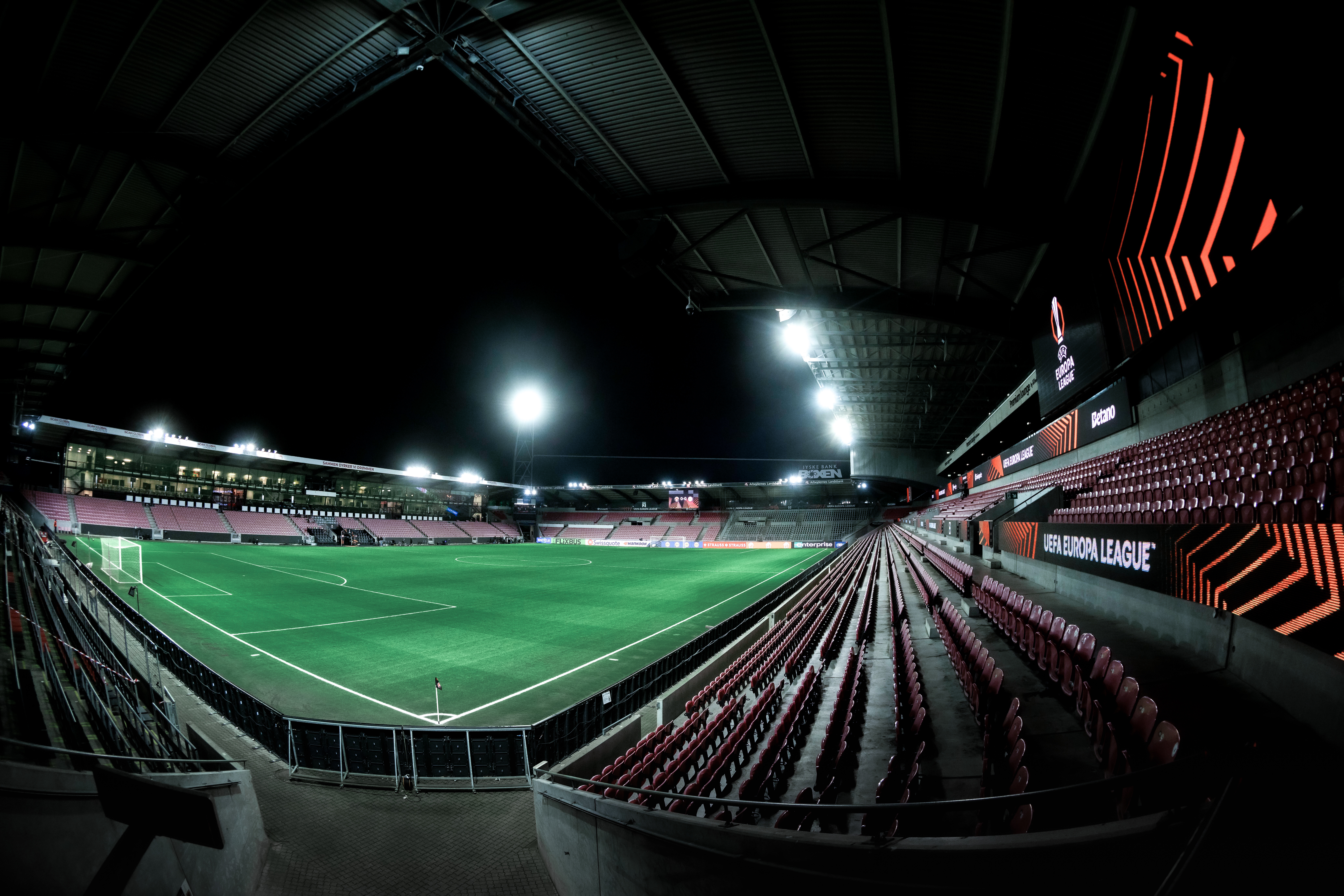 Ein leeres Stadion am Abend