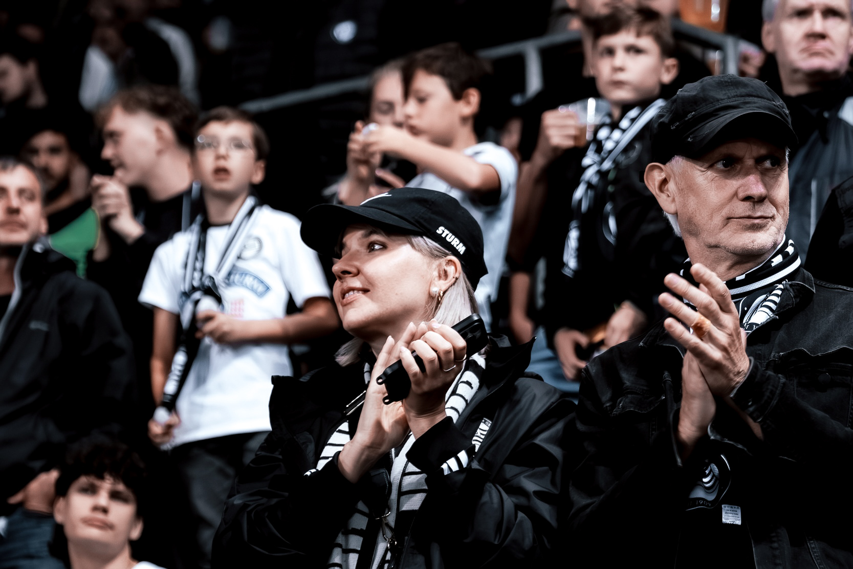 Zuschauer applaudieren in einem Fußballstadion