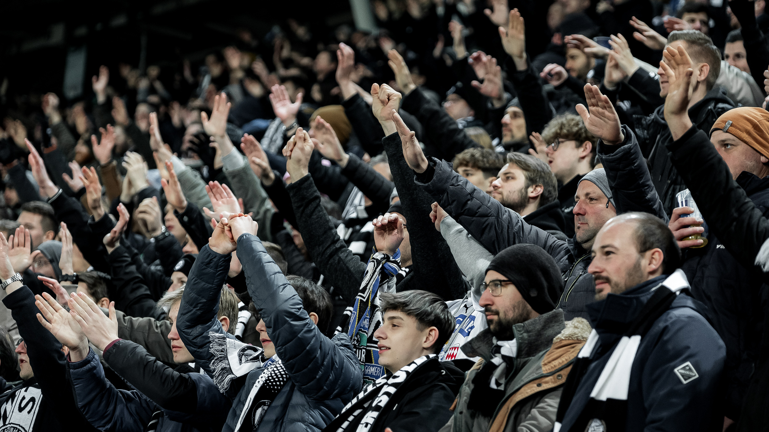 viele Fans mit erhobenen Händen