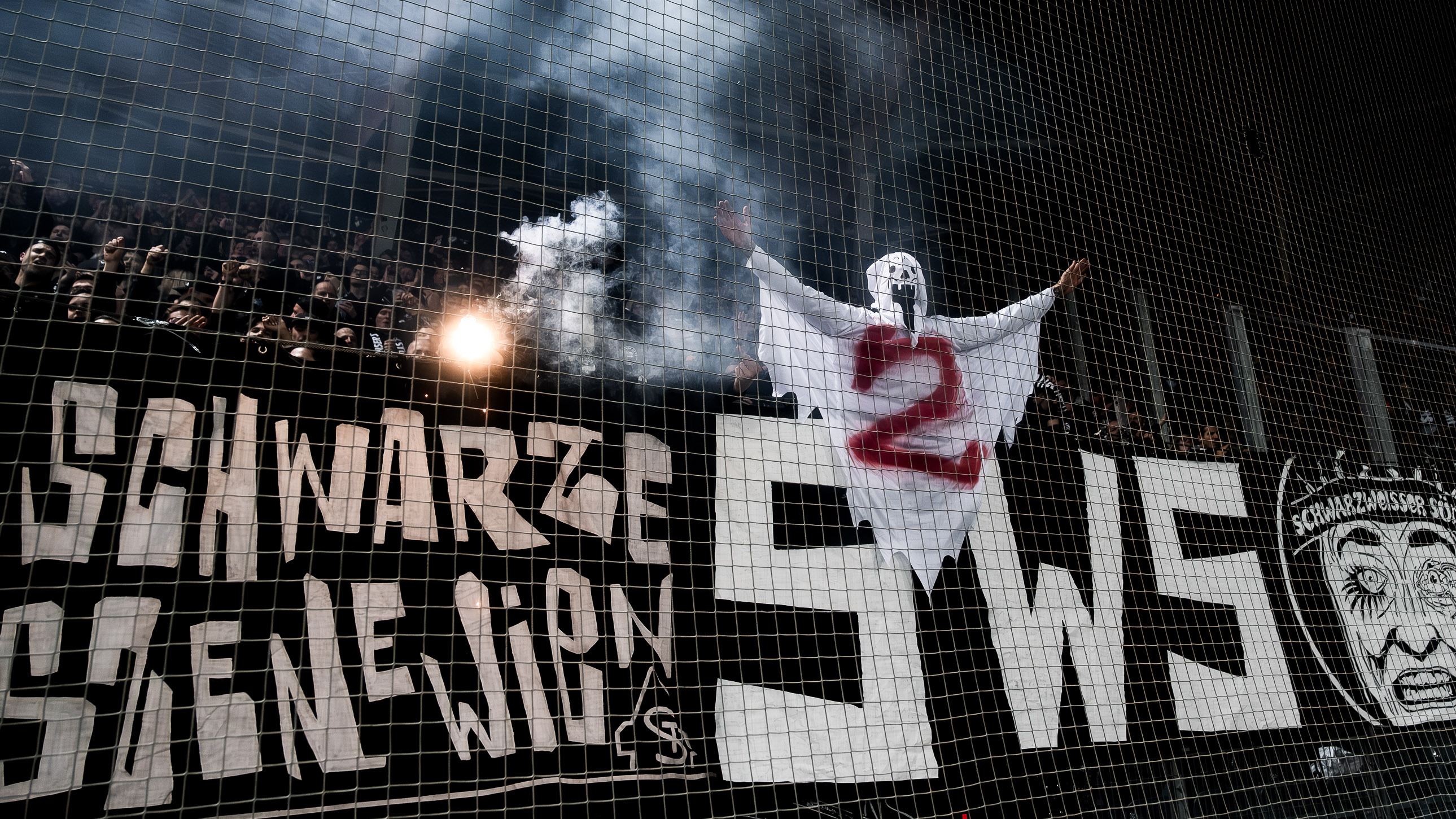 Viele Fans, drei Banner und ein Gespenst mit der zwei