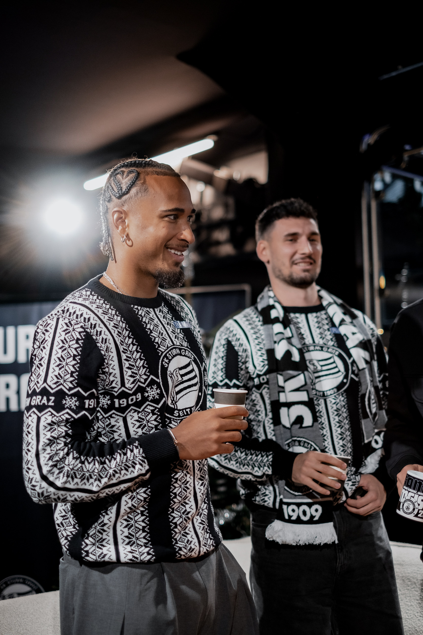 Zwei Männer feiern Weihnachten