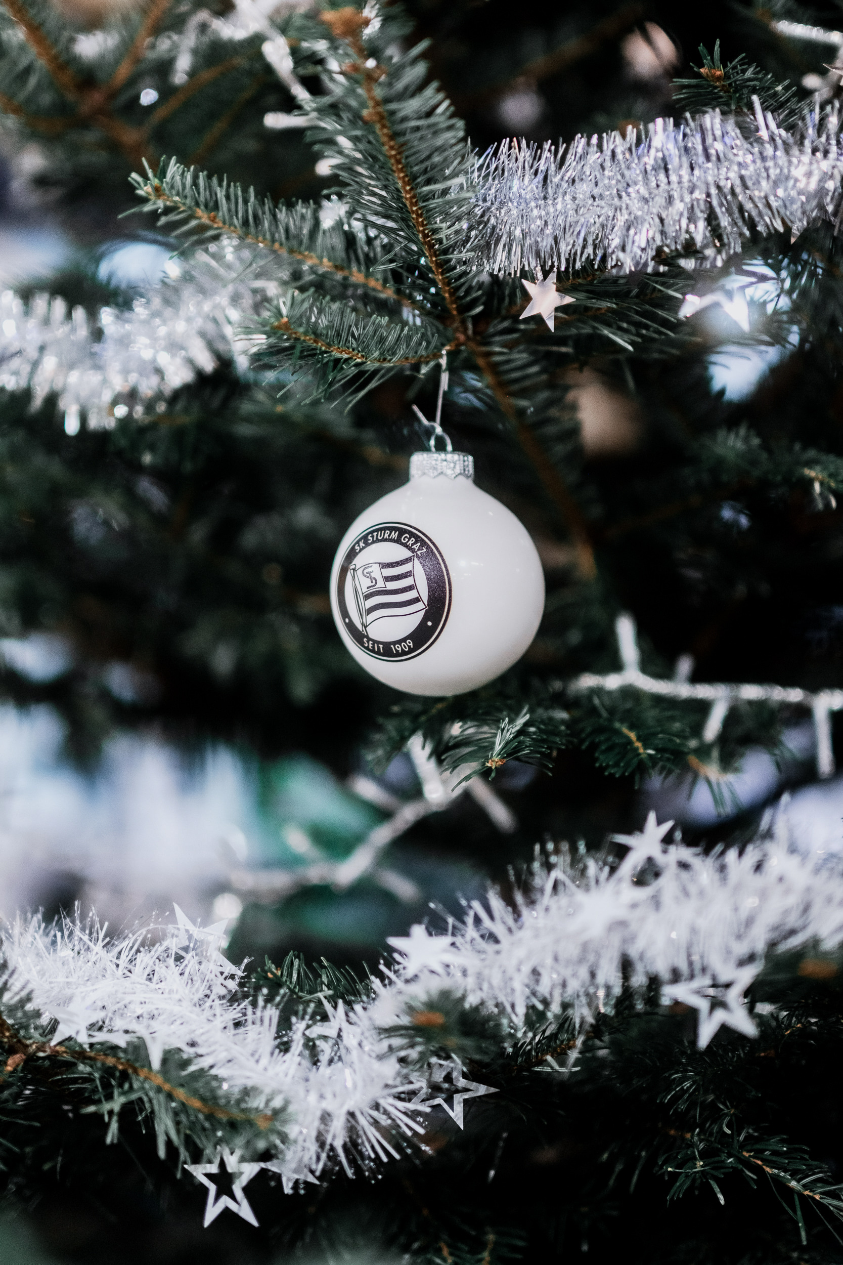 Eine Christbaumkugel mit Sturm Logo